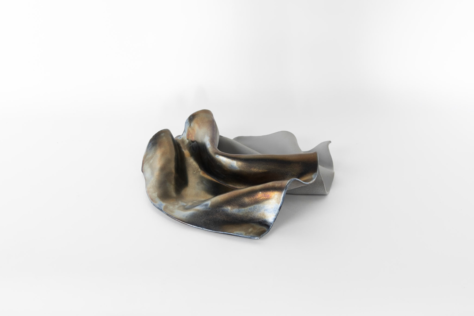 ‚Ölfleck #2‘, 2024  glasierte Keramik