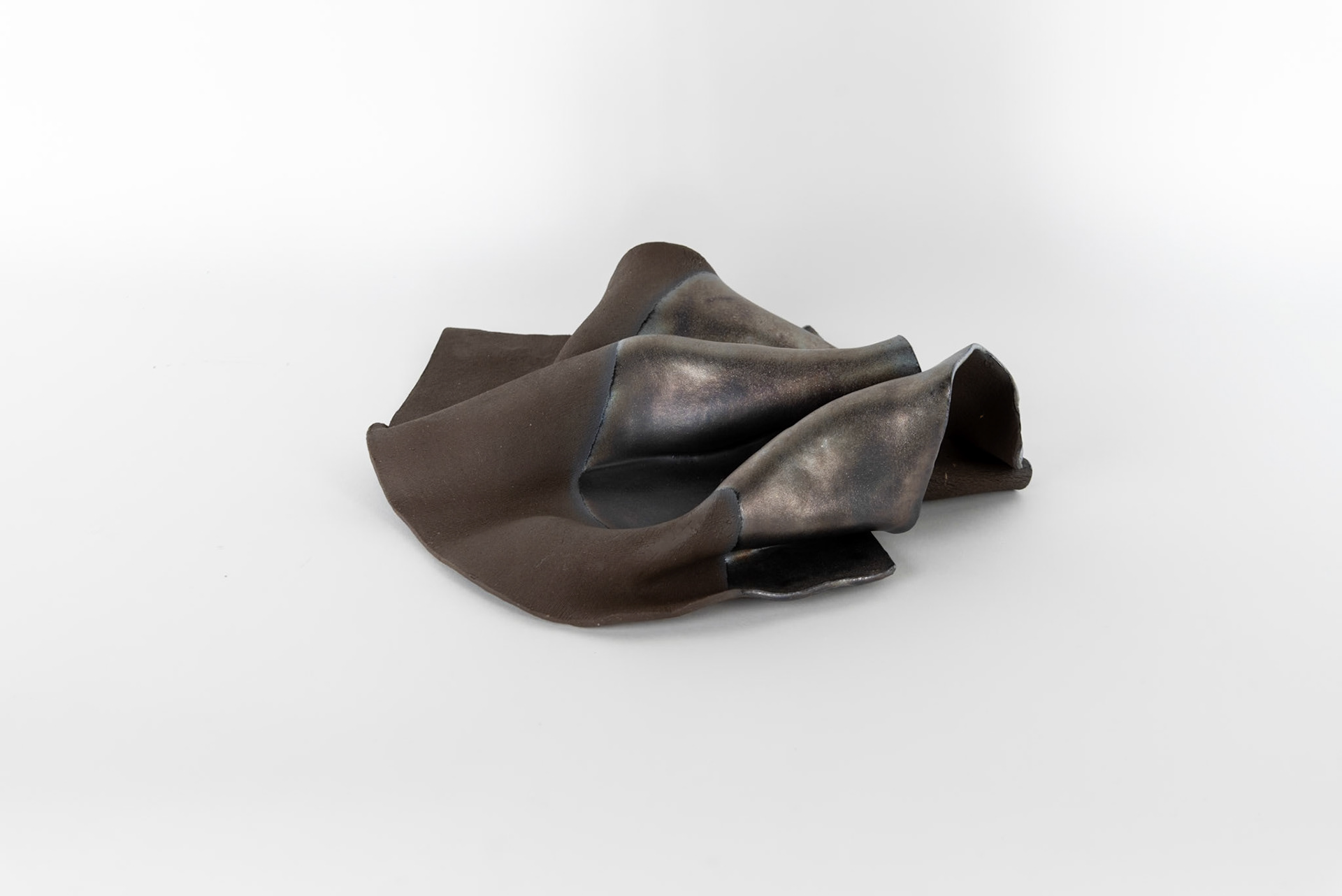 ‚Ölfleck #4‘, 2024 glasierte Keramik, 