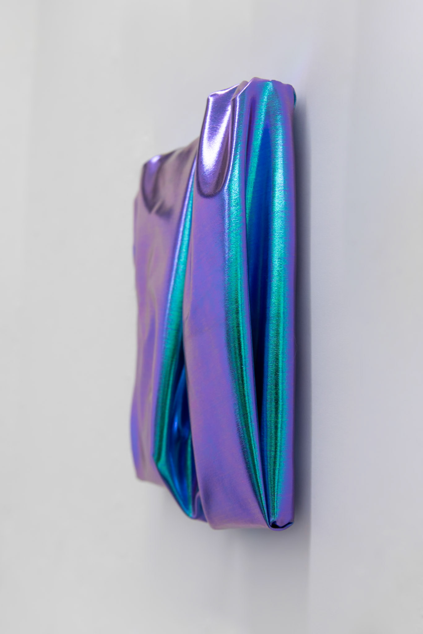 „Türkis Grün Lila #1", l2023  25cm x 20cm x 8cm Folienjersey und Keilrahmen