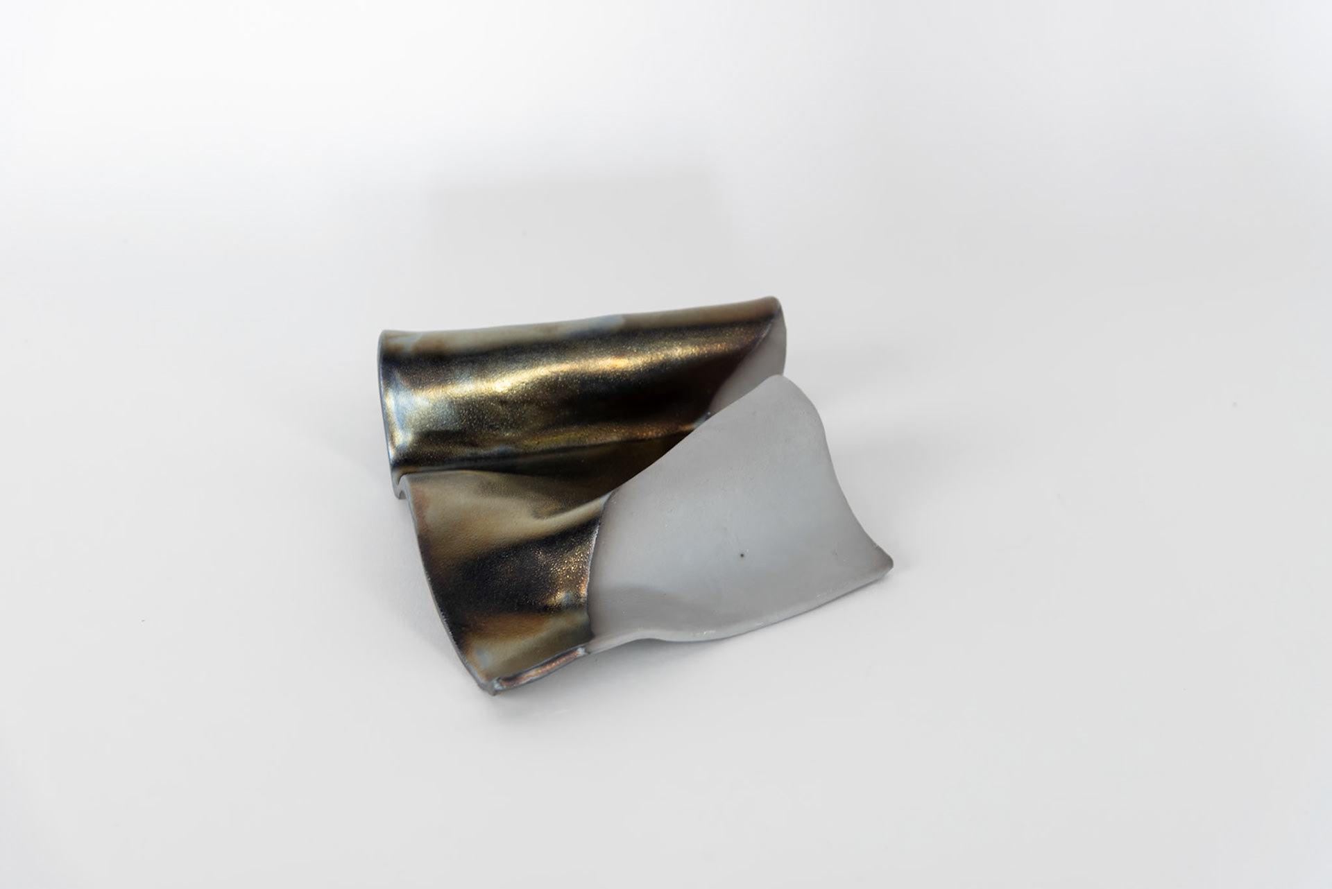 ‚Ölfleck #1‘, 2024 glasierte Keramik, 23,5x15x4,5cm