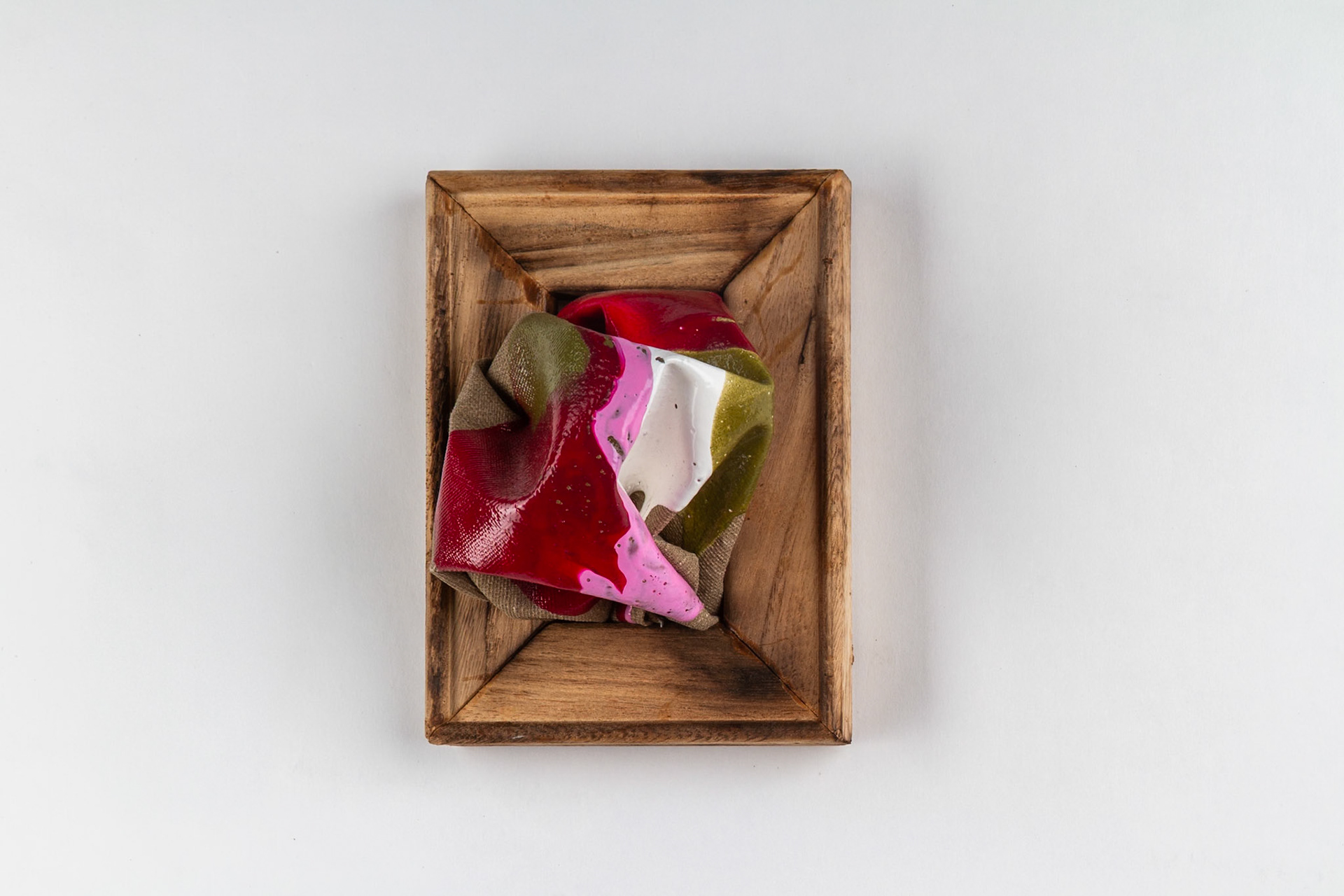 „Rot, rosa, grün, weiß zerfließend #1”  |2022, Acryl auf Leinwand, 15x10x6 cm