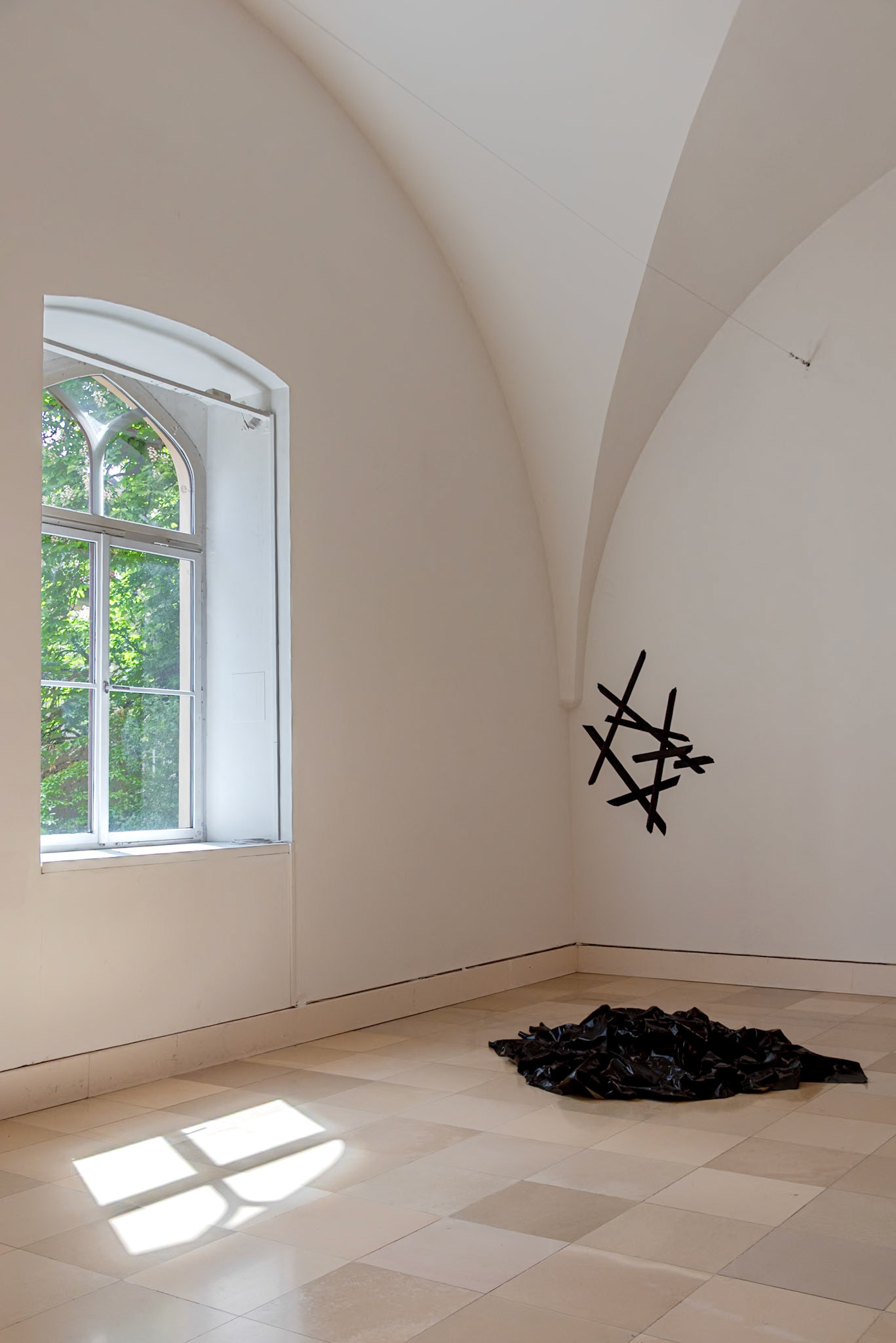 Ausstellungsansicht von 'zerspannt'in der der Galerie der Künstler*innen, München