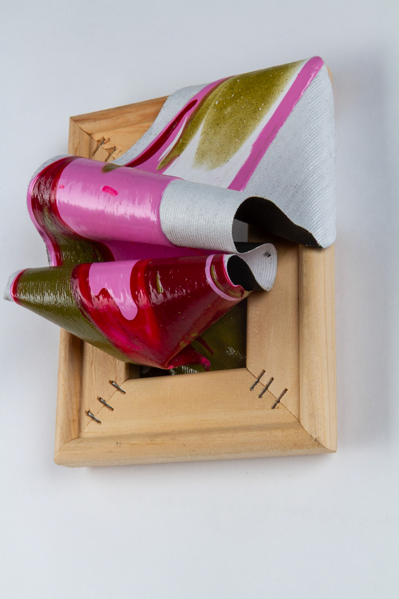 „Rot, rosa, grün, weiß zerfließend #4”  |2023, Acryl auf Leinwand,  17x13x7cm