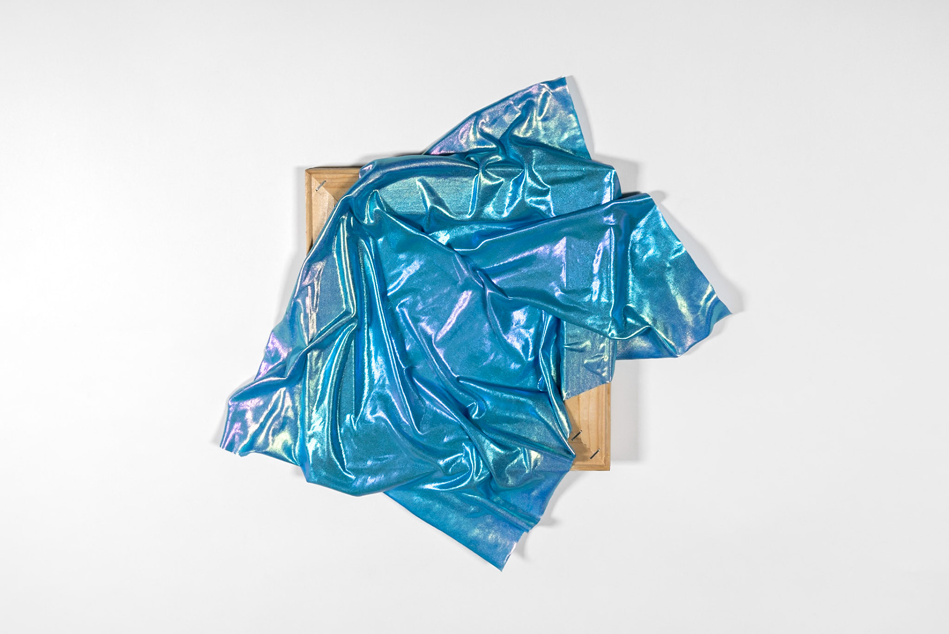blaues Band |2026, Folienjersey auf Leinwand, 42x43x3cm