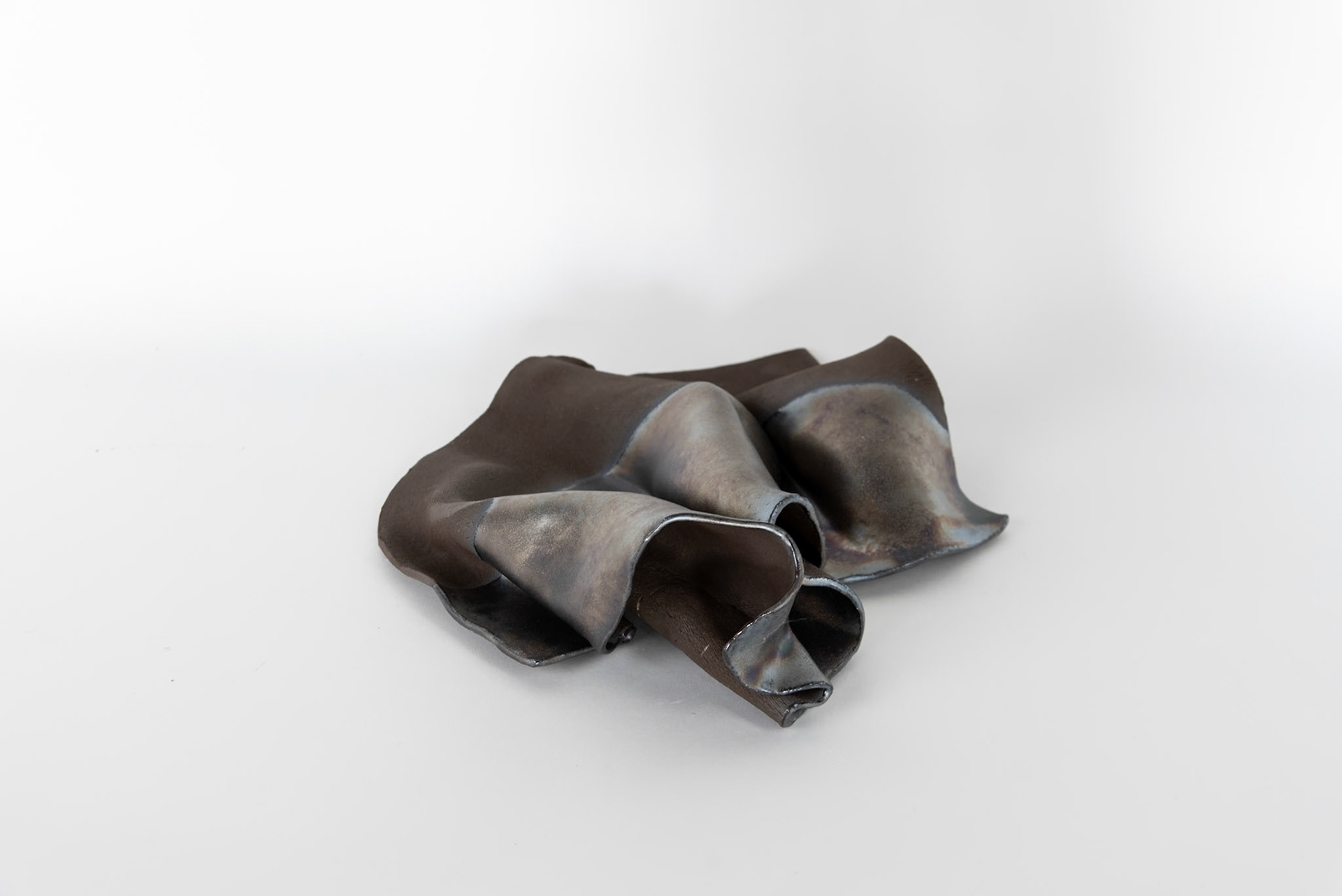 ‚Ölfleck #4‘, 2024 glasierte Keramik, 