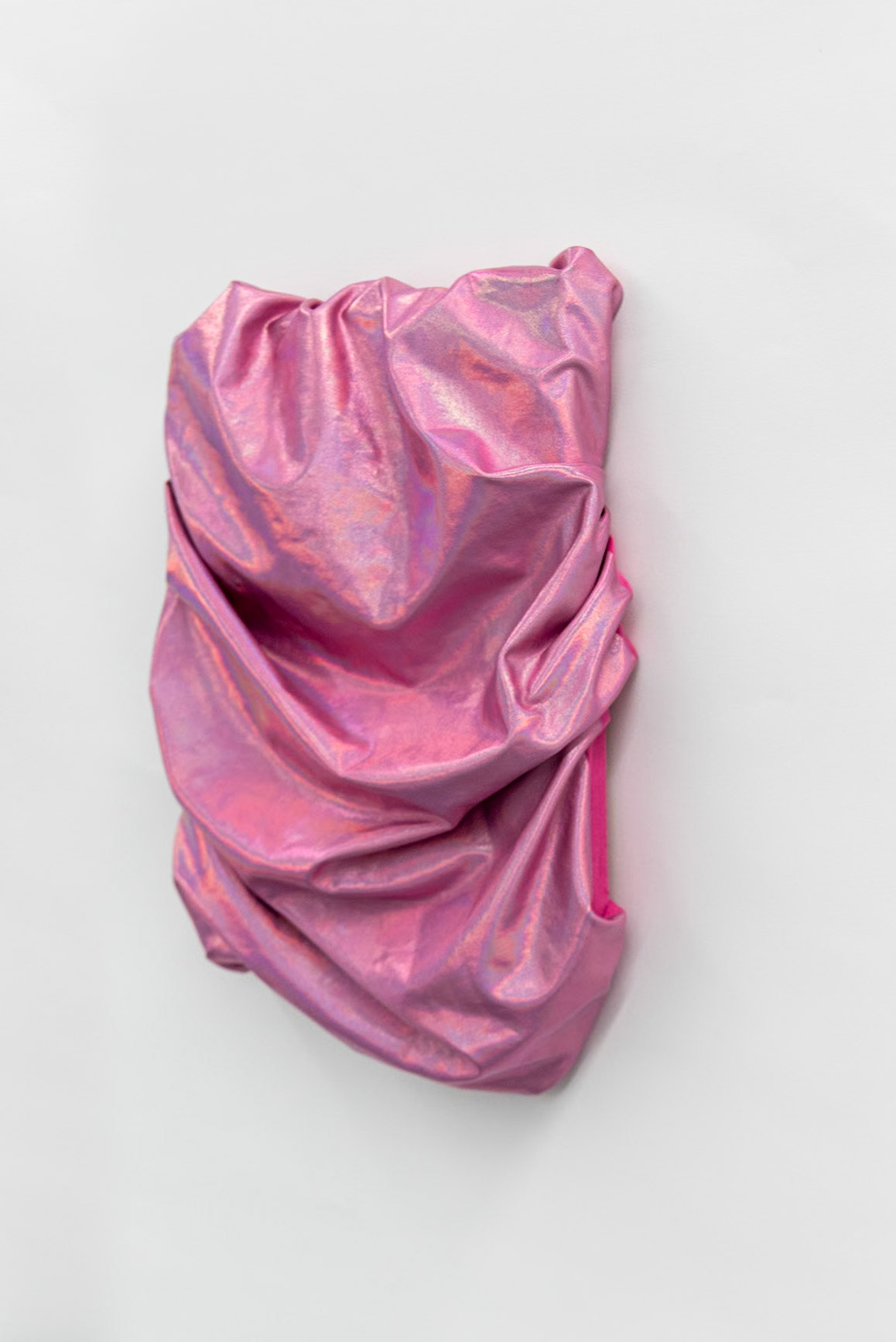 „Rosa #1", |2023 28cm x 25cm x 8cm Folienjersey und Keilrahmen, 