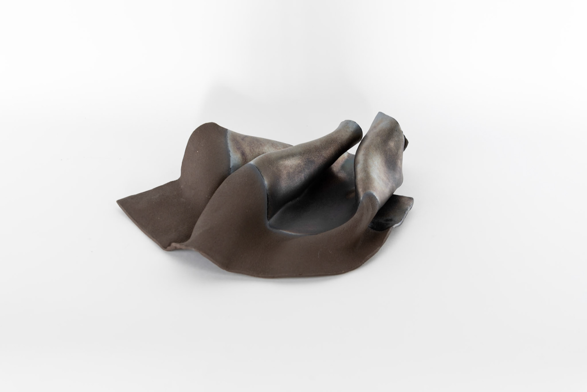 ‚Ölfleck #4‘, 2024 glasierte Keramik, 