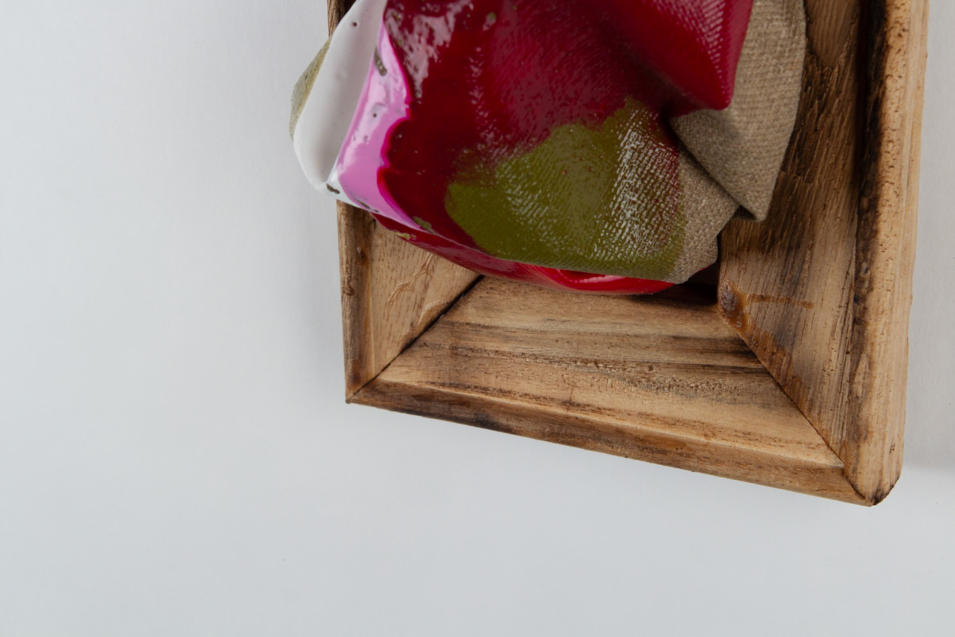 „Rot, rosa, grün, weiß zerfließend #1”  |2022, Acryl auf Leinwand, 15x10x6 cm