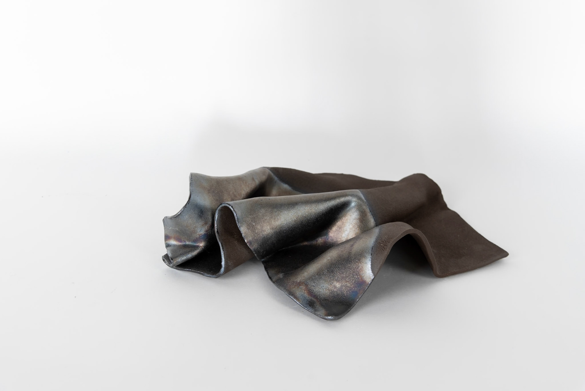 ‚Ölfleck #4‘, 2024 glasierte Keramik, 