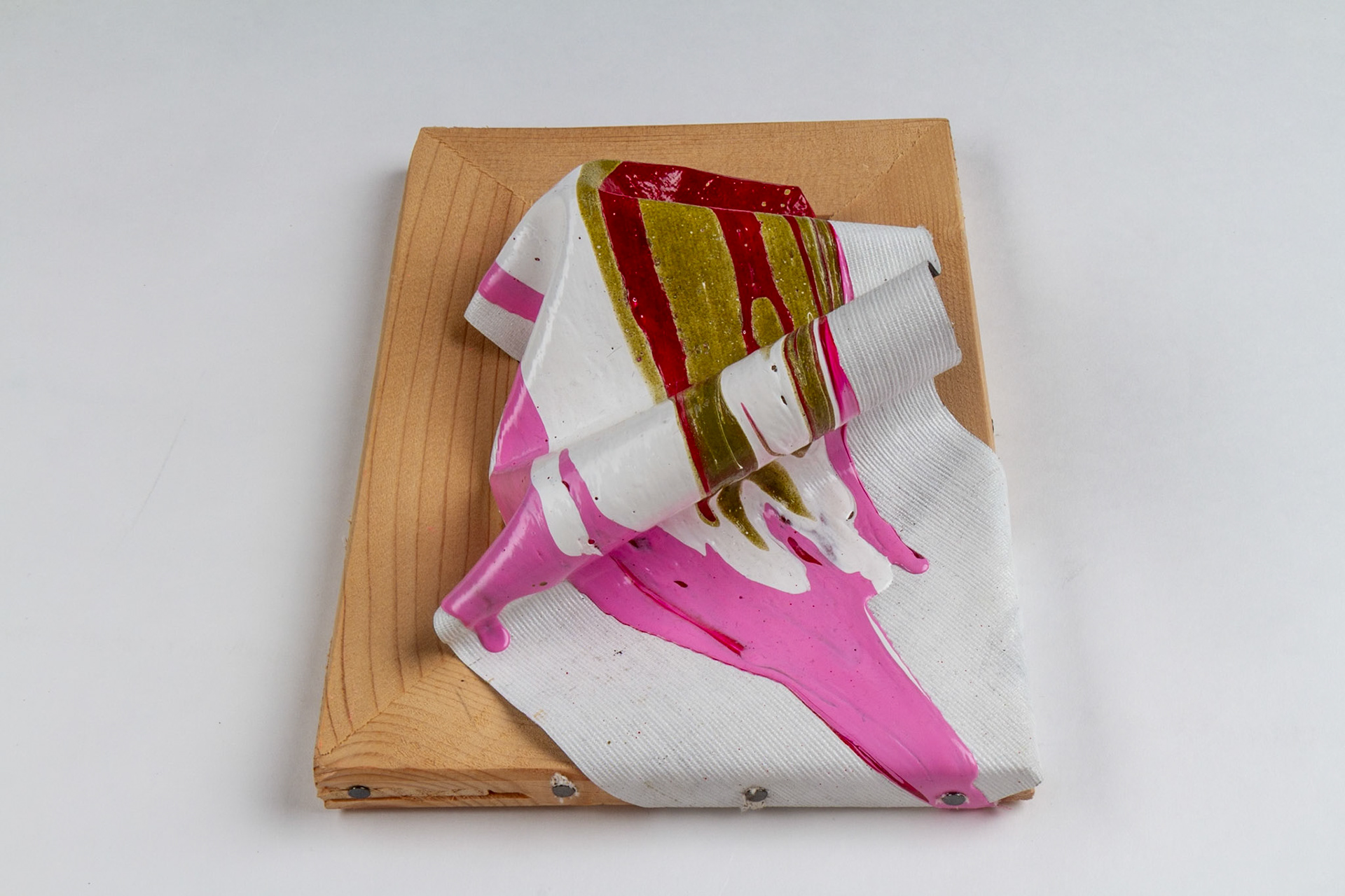 „Rot, rosa, grün, weiß zerfließend #2”  |2023, Acryl auf Leinwand,  20x15x9cm