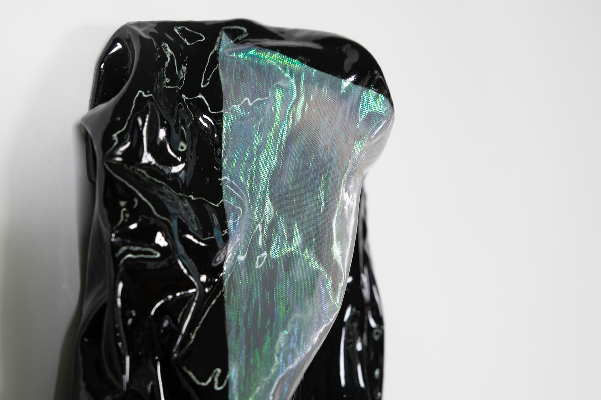 Luminosit 2.0 #2 |2025,  Autolack und Mischgewebe auf Leinwand, 30x15x7cm