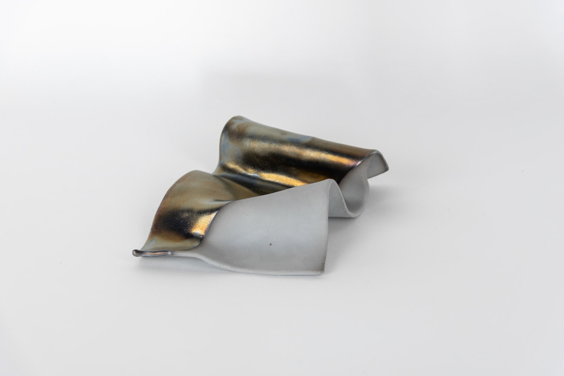 ‚Ölfleck #1‘, 2024 glasierte Keramik, 23,5x15x4,5cm