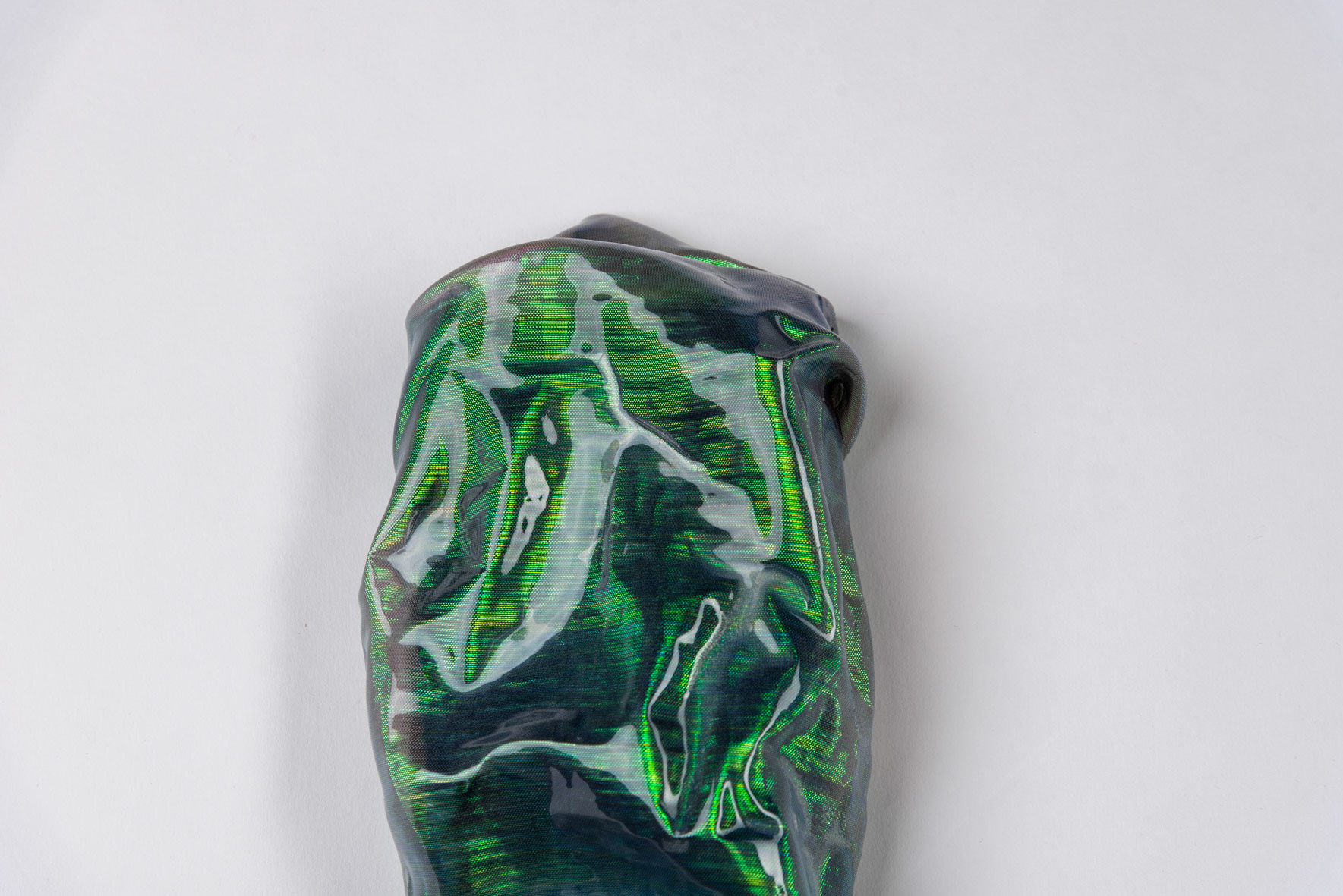 „#4 der Serie Luminoist“, 2024, Mischgewebe mit Autolack, 32x14x6cm