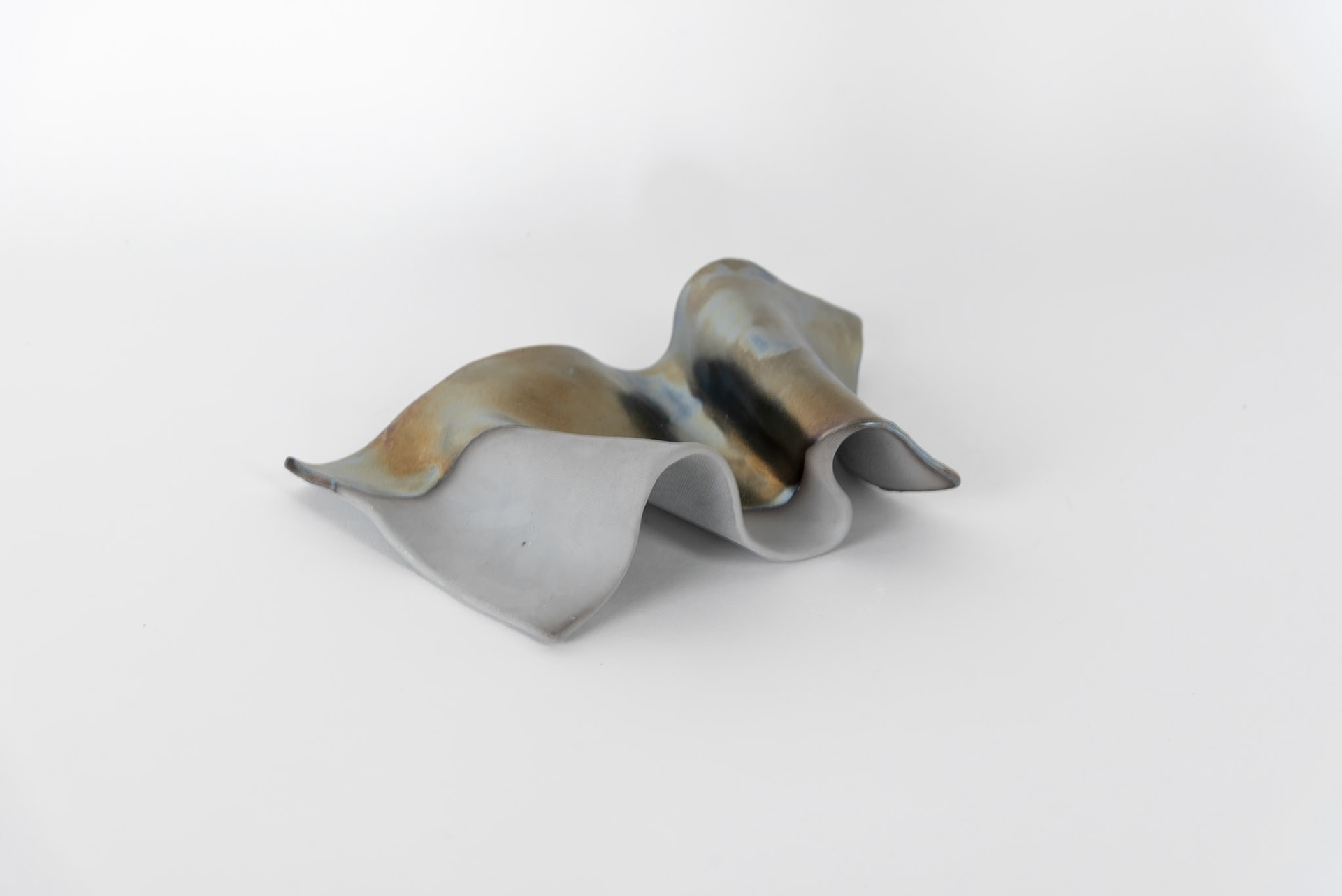 ‚Ölfleck #1‘, 2024 glasierte Keramik, 23,5x15x4,5cm