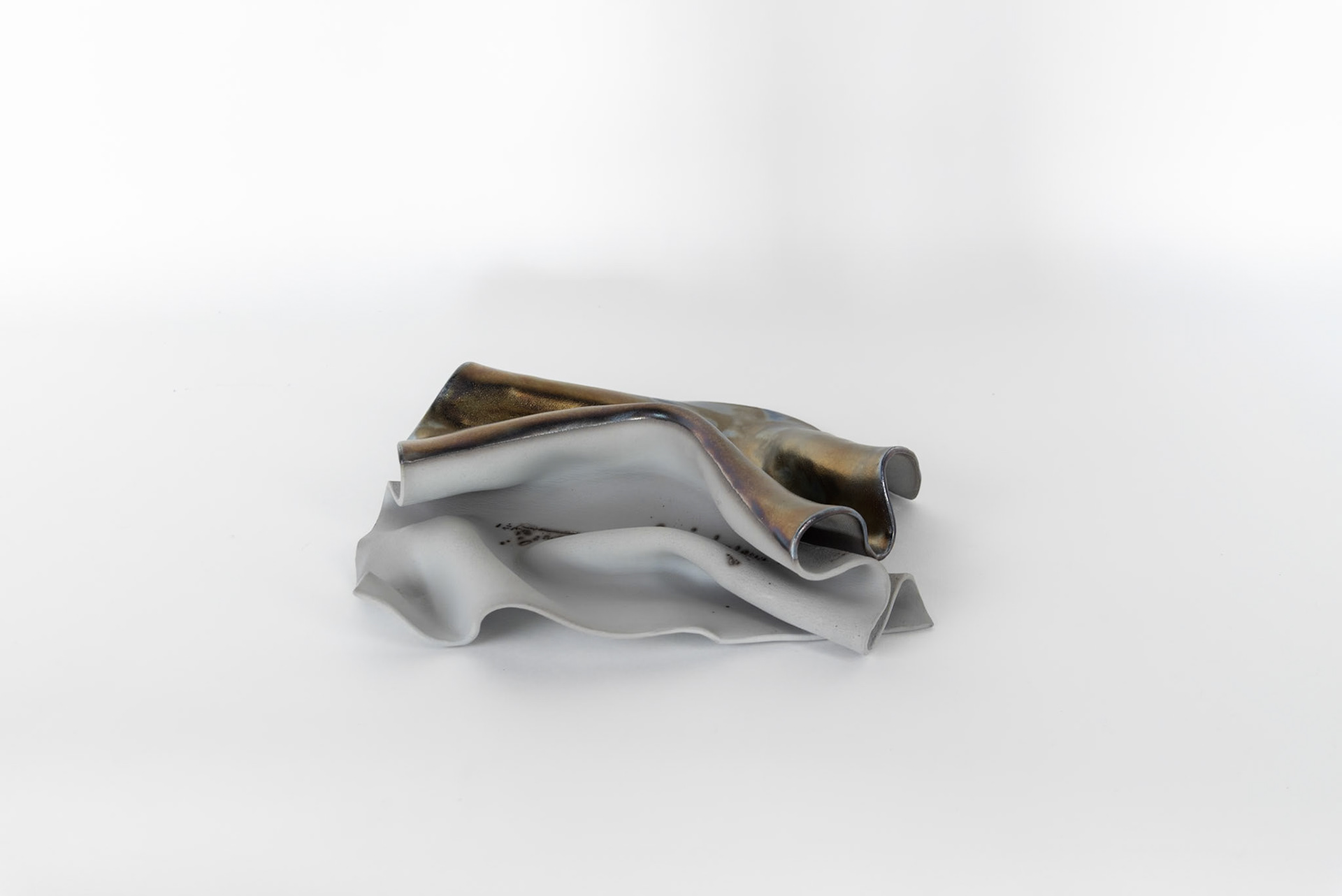 ‚Ölfleck #2‘, 2024  glasierte Keramik