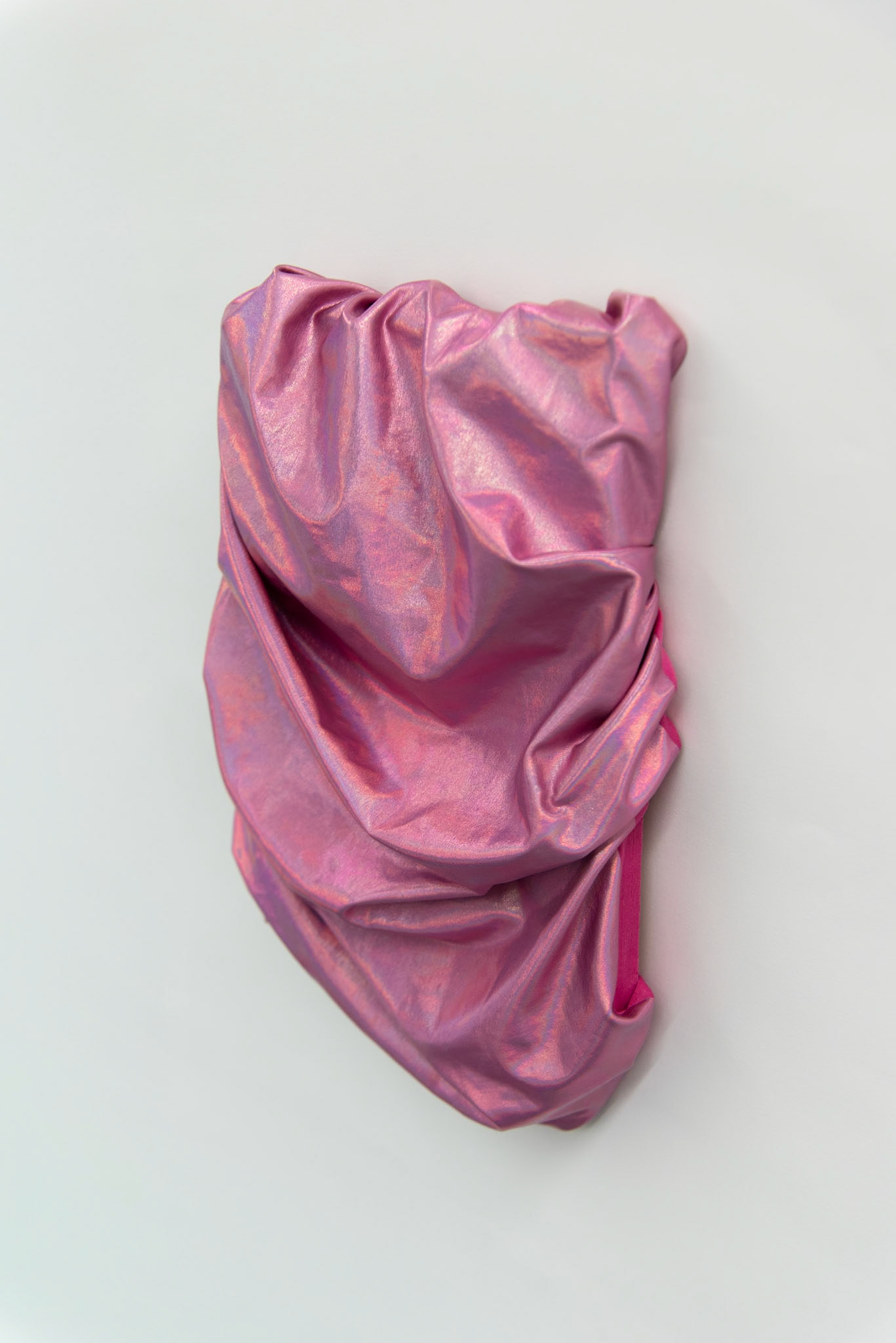 „Rosa #1", |2023 28cm x 25cm x 8cm Folienjersey und Keilrahmen