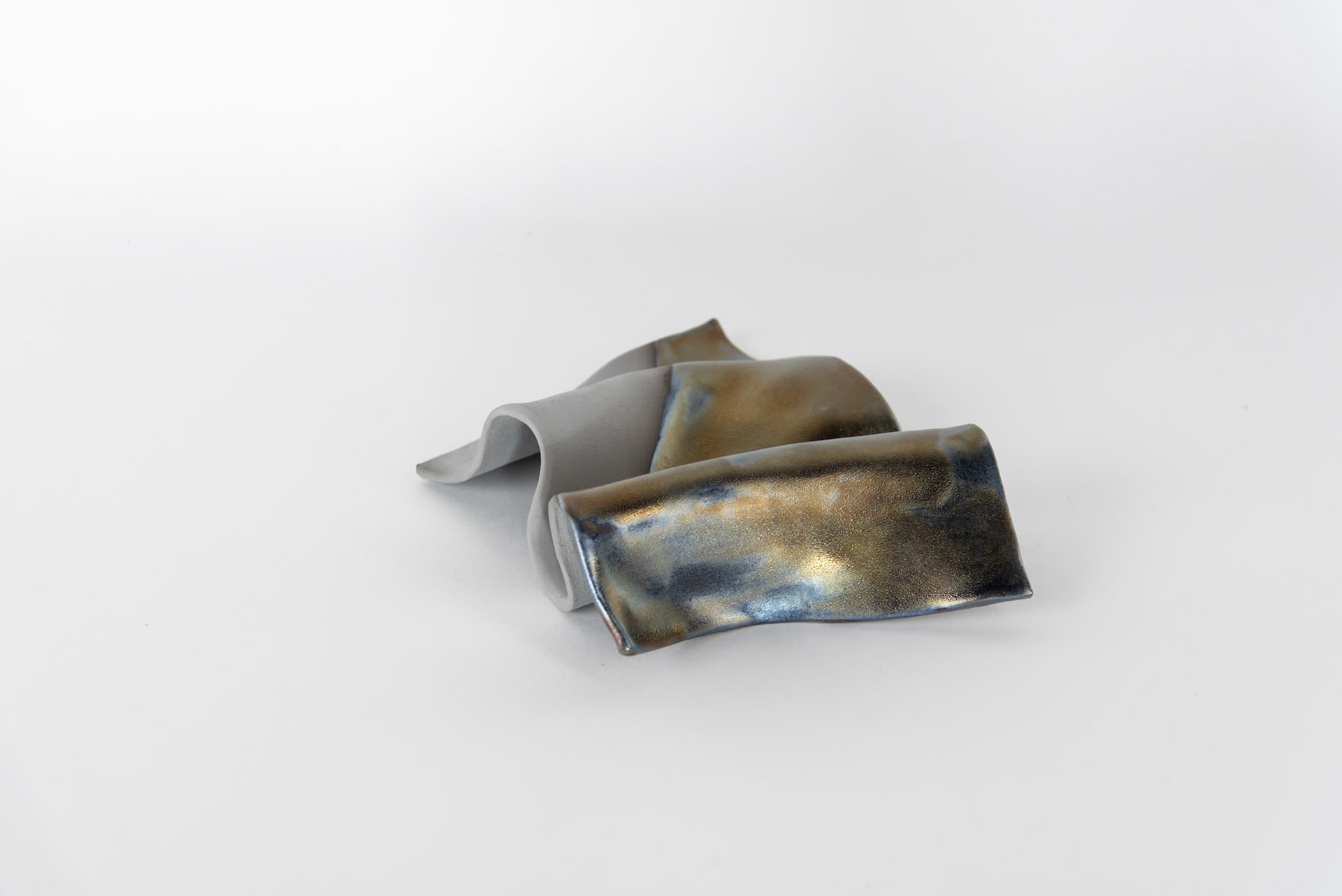 ‚Ölfleck #1‘, 2024 glasierte Keramik, 23,5x15x4,5cm