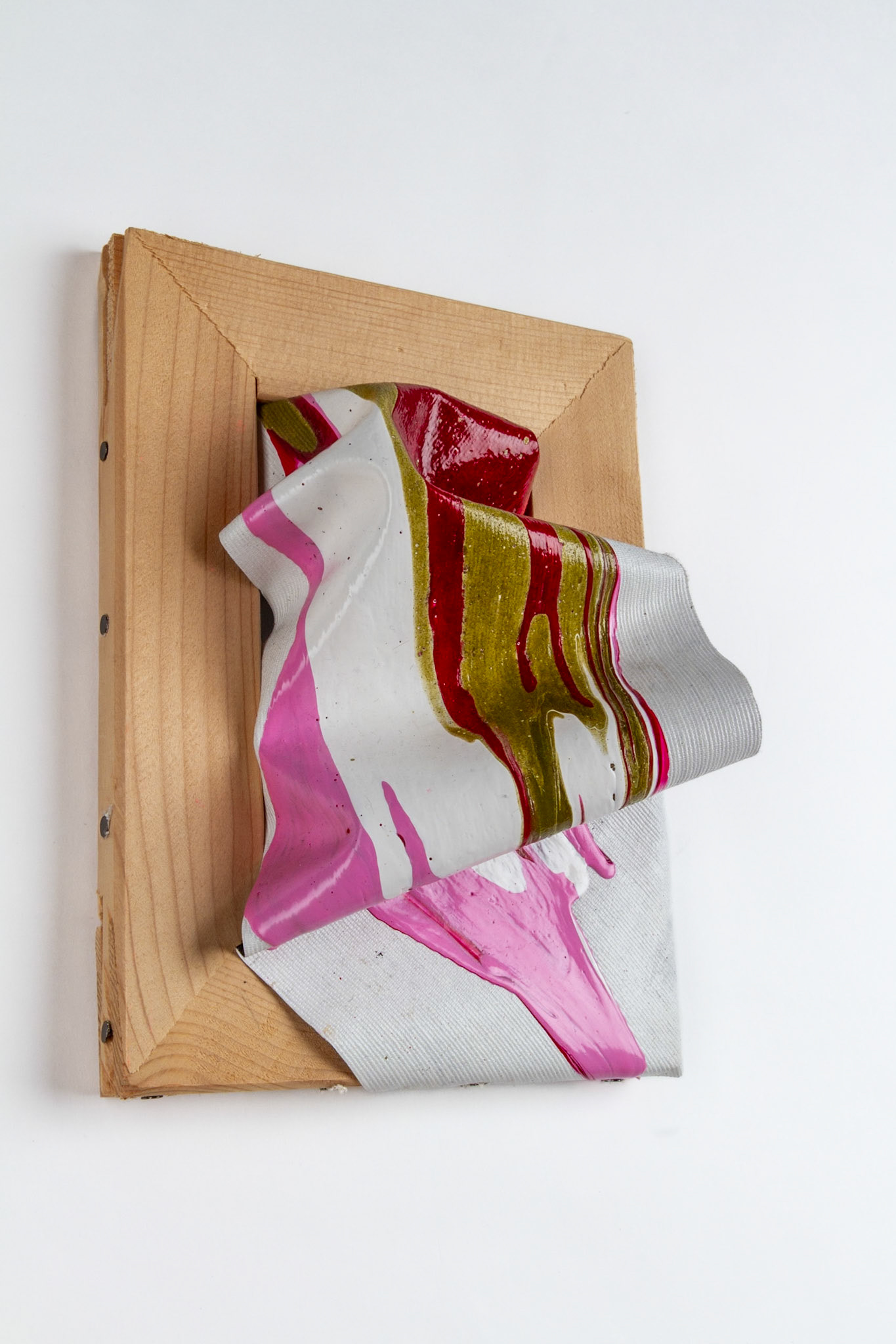 „Rot, rosa, grün, weiß zerfließend #2”  |2023, Acryl auf Leinwand,  20x15x9cm