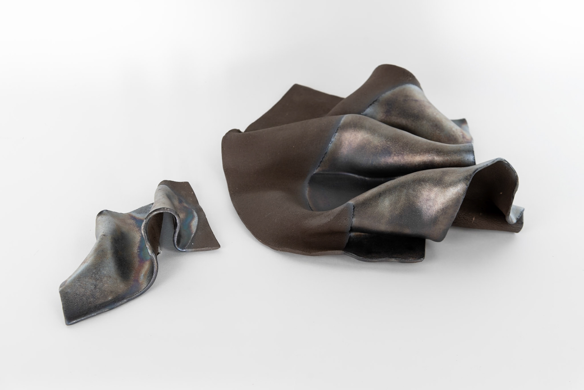 ‚Ölfleck #4‘, 2024 glasierte Keramik, 