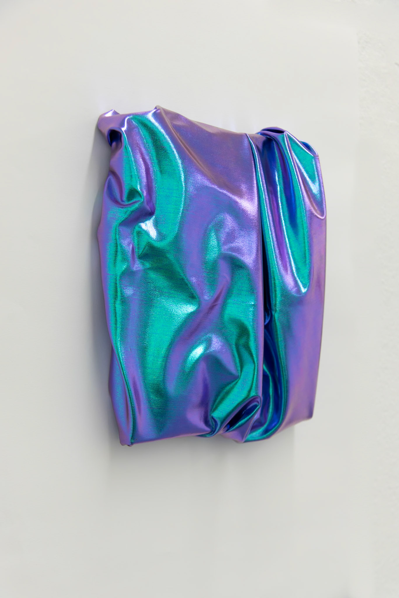 „Türkis Grün Lila #1", l2023  25cm x 20cm x 8cm Folienjersey und Keilrahmen