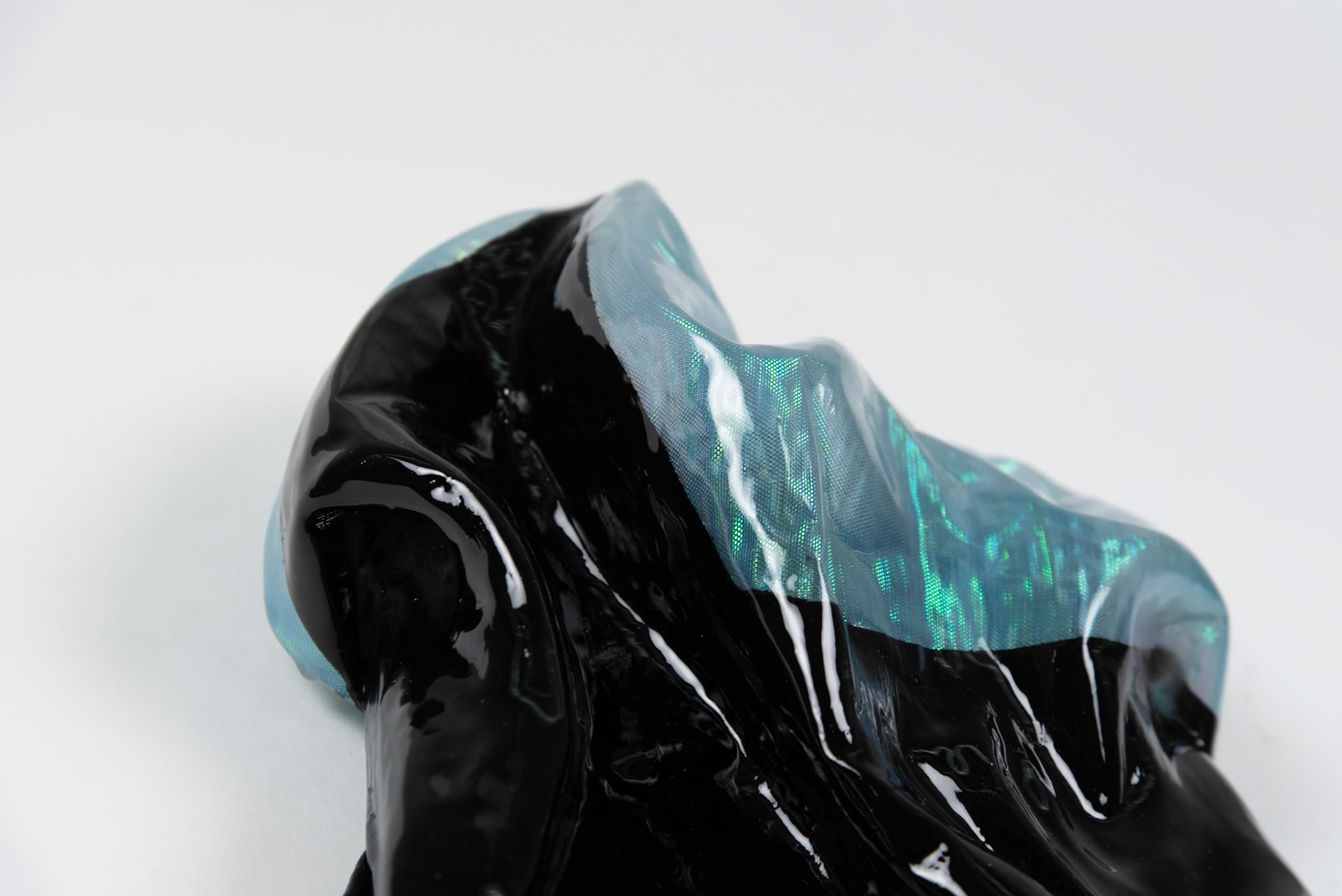 Luminosit 2.0 #1 |2024 Autolack und Mischgewebe auf Leinwand  23x16x7cm 