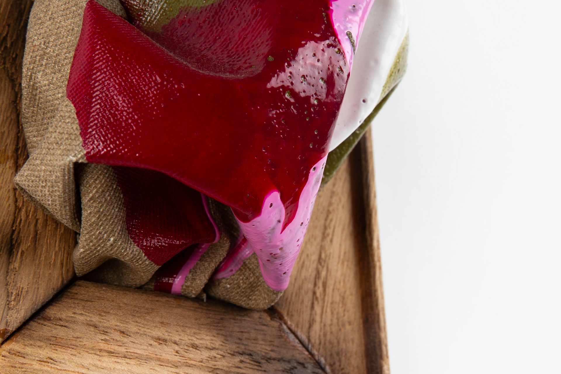 „Rot, rosa, grün, weiß zerfließend #1”  |2022, Acryl auf Leinwand, 15x10x6 cm