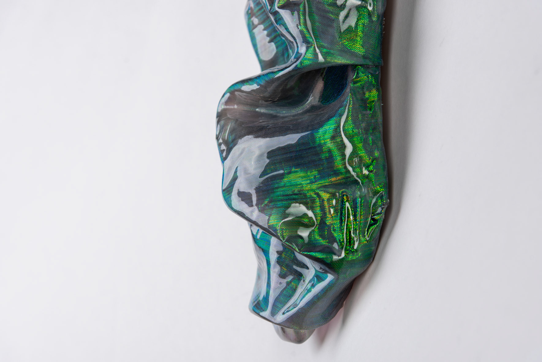 „#4 der Serie Luminoist“, 2024, Mischgewebe mit Autolack, 32x14x6cm