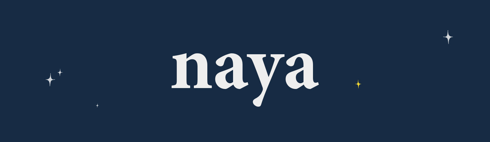 Logo da agência Naya, com o nome da agência em letras serifadas, de cor branca com o fundo ilustrado de um céu noturno estrelado.