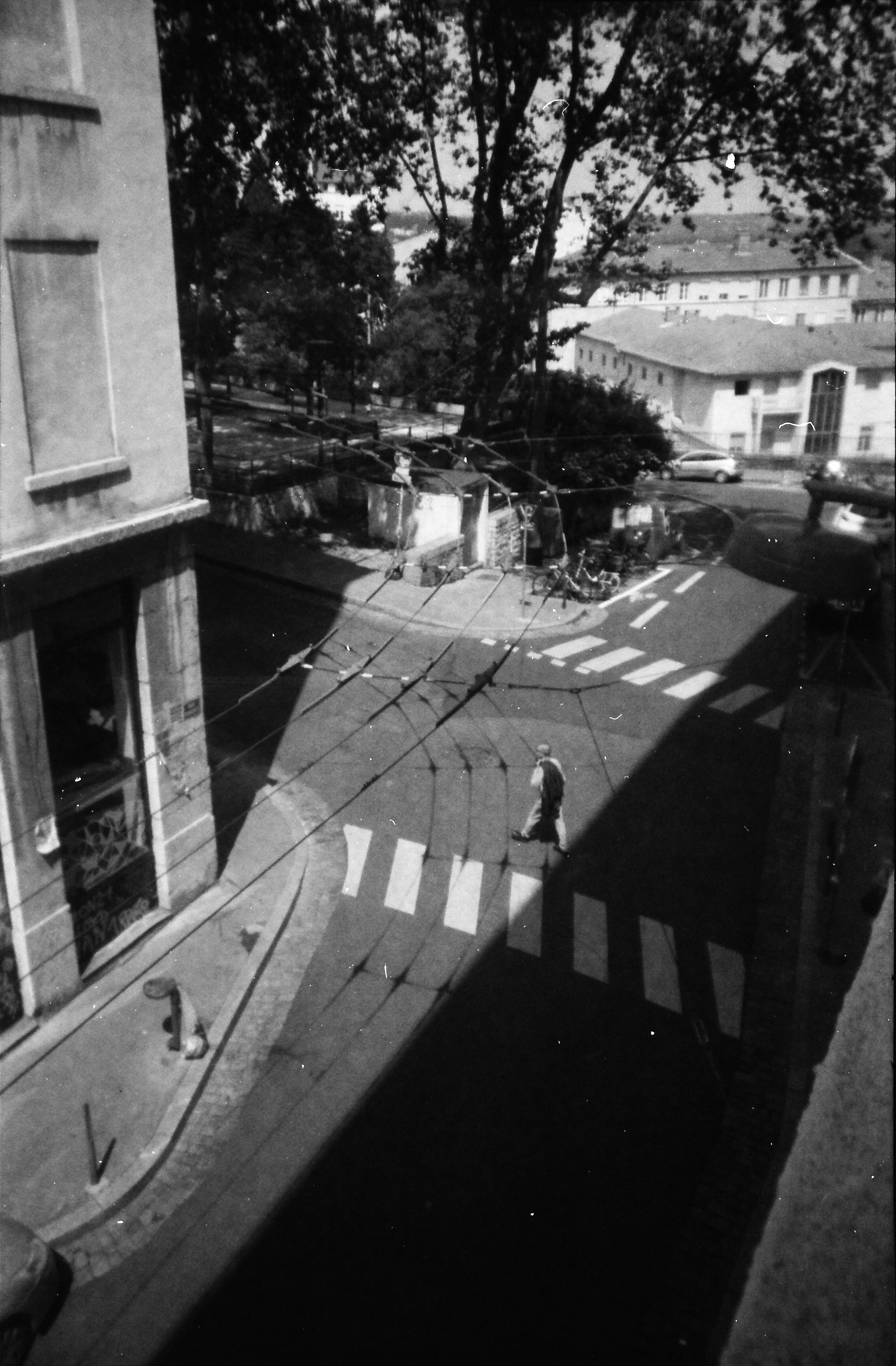 Lyon (France), 2023 / Fujifilm Clear Shot III + MaxiColor CN 200.24 (scannée en noir & blanc)