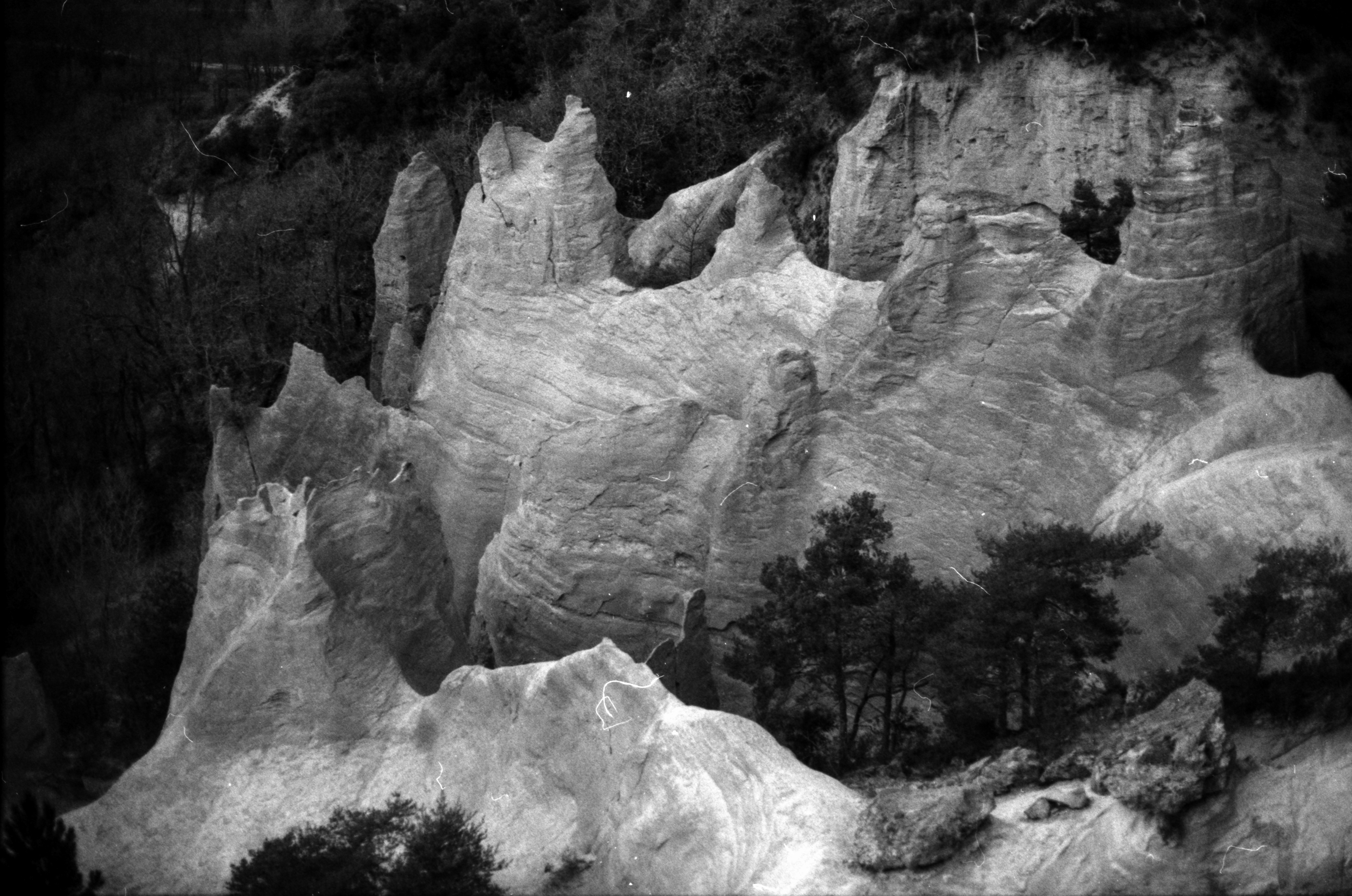 Rustrel (France), 2021 / Canon AE1 Program + Ilford FP4 Plus 125 (périmée depuis 2005) + Filtre de contraste rouge