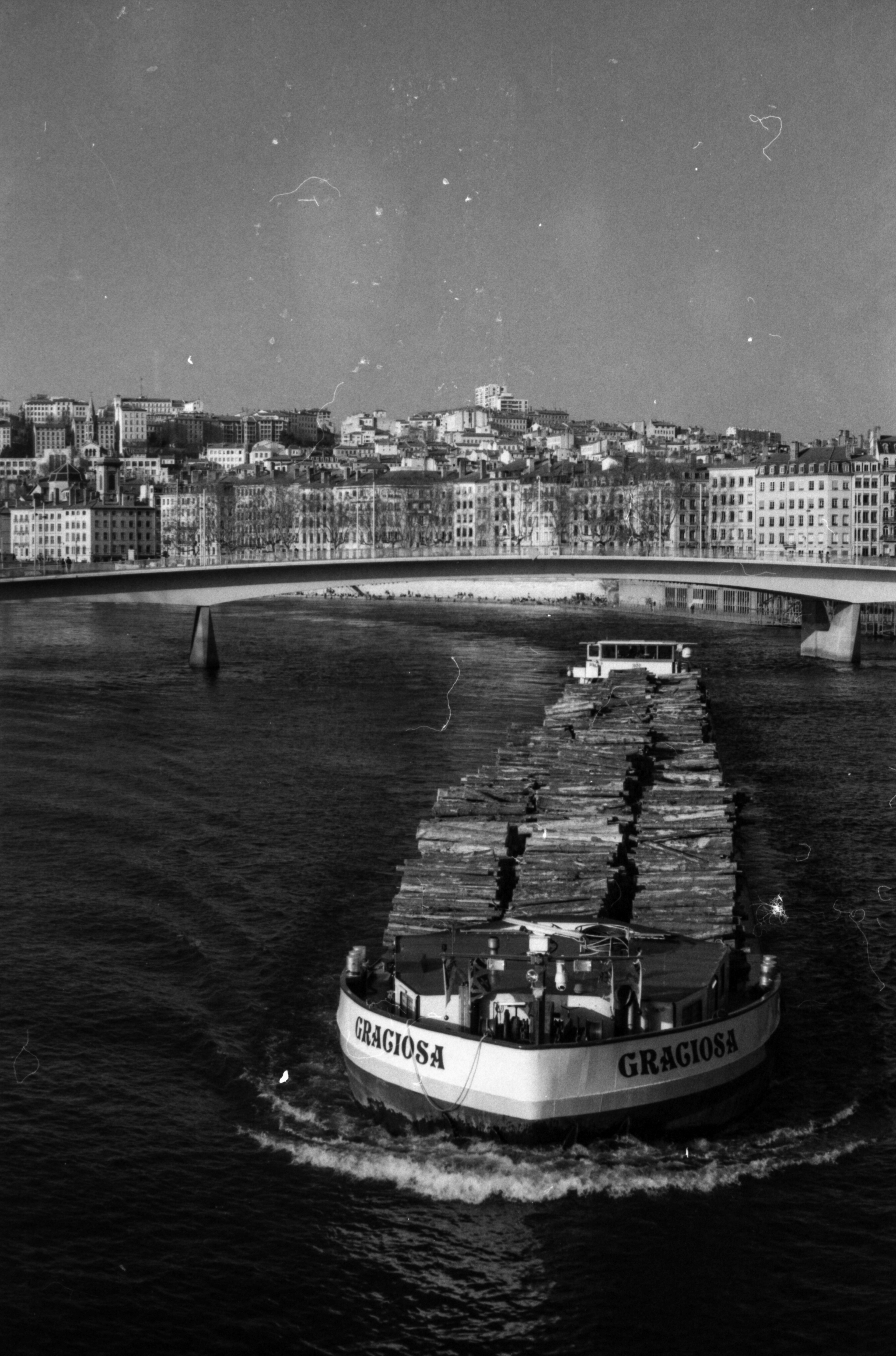 Lyon (France), 2021 / Canon AE1 Program + Ilford FP4 Plus 125 (périmée depuis 2005) + Filtre de contraste rouge
