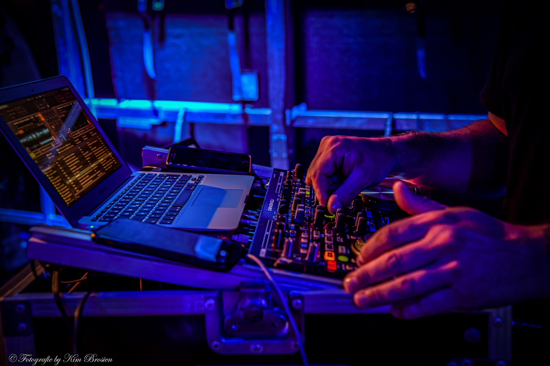 DJ 1