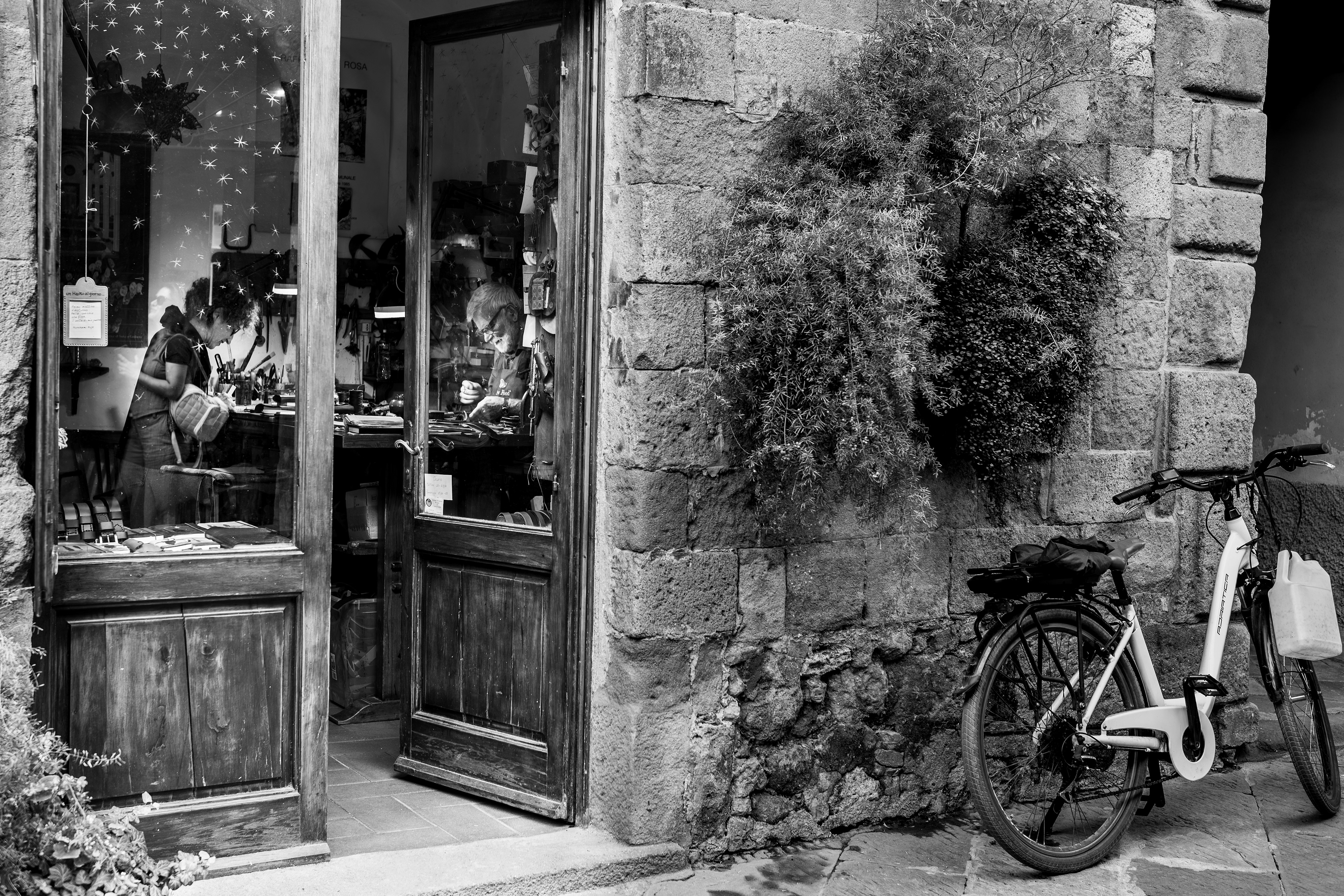  La Vita in Vetrina (Life in the shop window ), Pienza, Tuscany. 