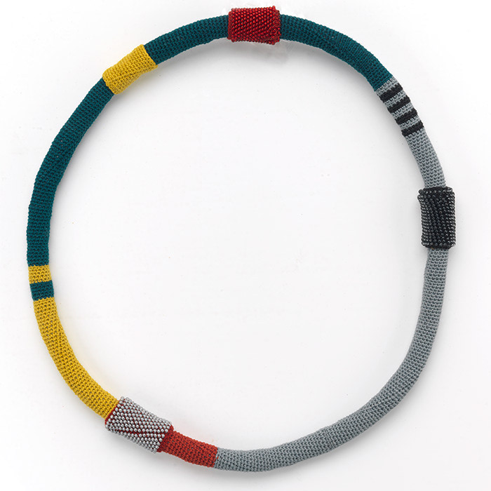 Halsschmuck, gehäkelt, in den Farben Senfgelb,Rot, Grau, Petrol und Schwarz, teilweise mit Glasperlen befädelt.
