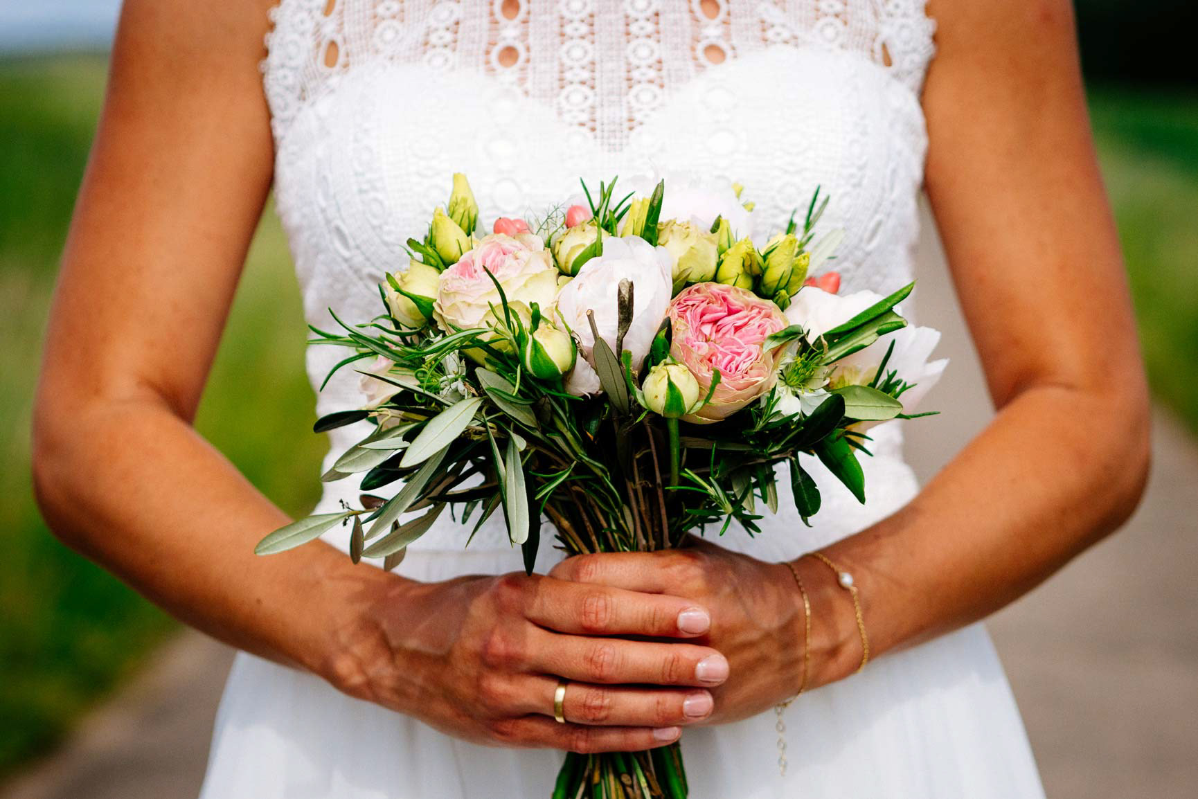 hochzeitsfotograf, hochzeitsfotografie, volkach, wuerzburg, schweinfurt, kitzingen, franken, blumen, haende