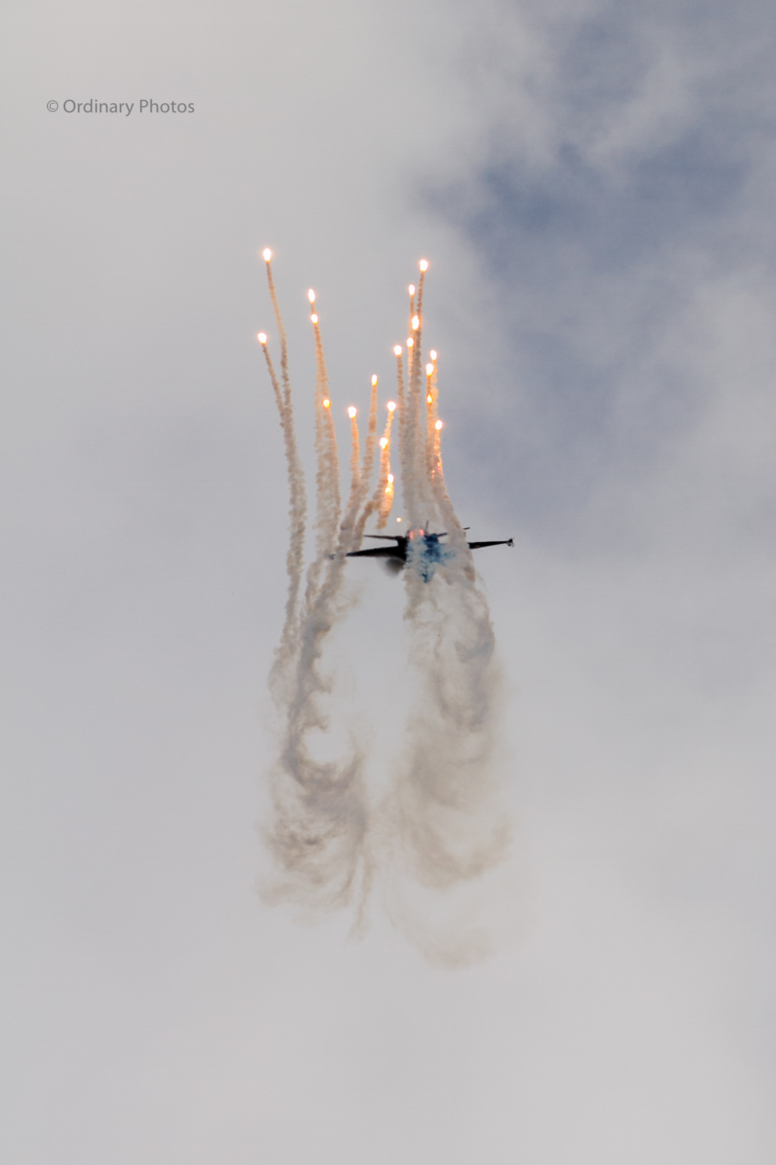 A Dutch F-16 releasing flares during the 2014 air force days at Vliegbasis Gilze-Rijen