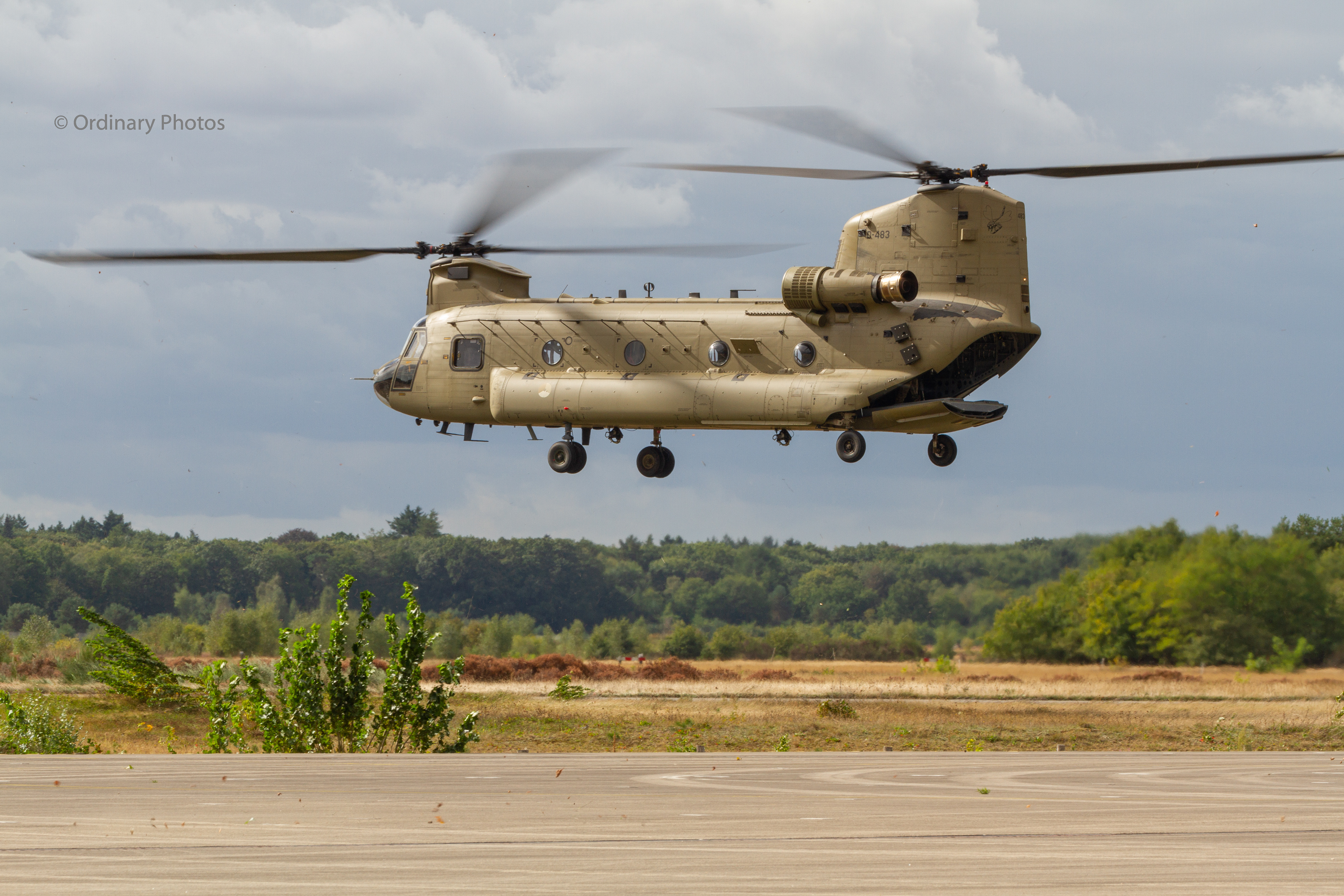 A Koninklijke Luchtmacht D-483 Chinook departs the Nationaal Militair Museum in Soesterberg