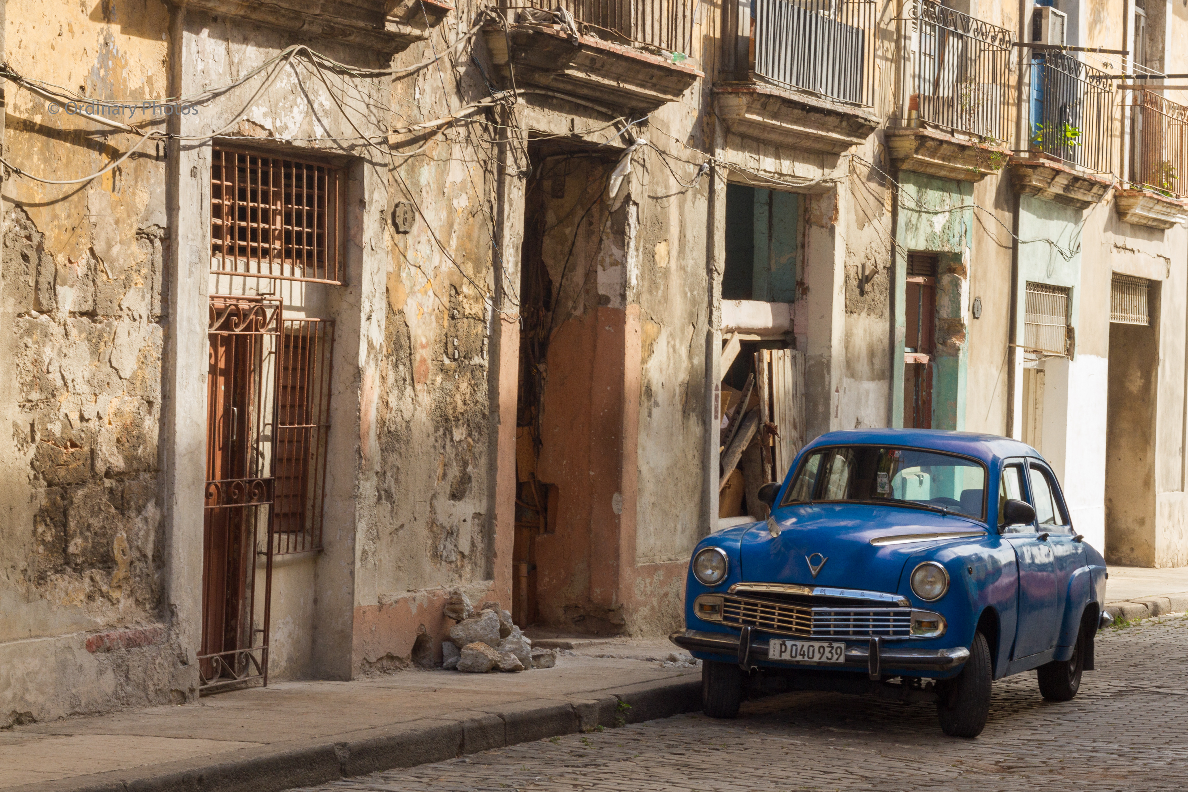 A parked oldtimer in a side street in Havana