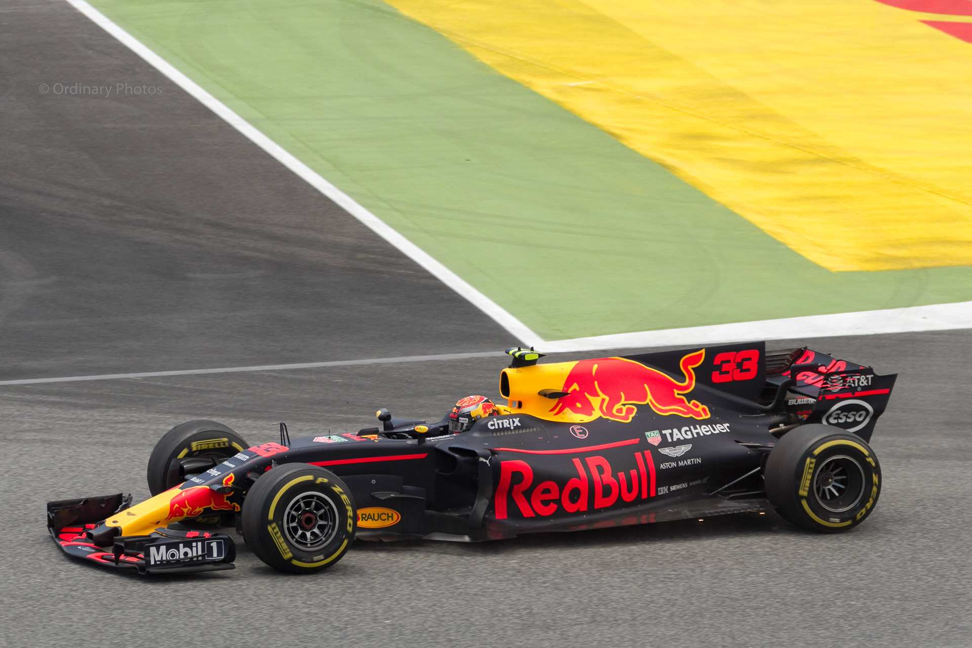 Max Verstappen on his way to the pit with a damaged Red Bull during the GP of Spain 2017