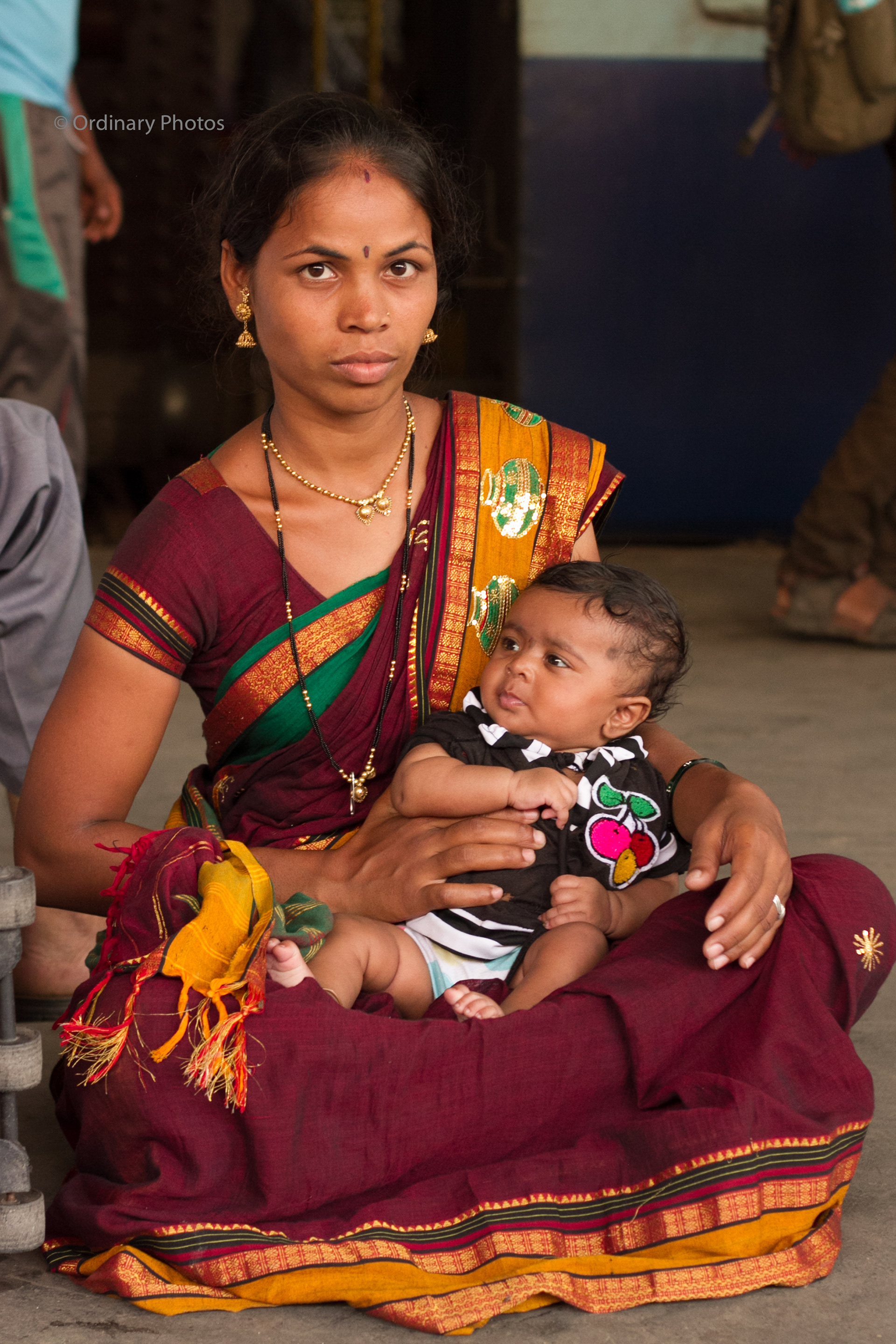 Mother and child waiting at Mumbai railway station
