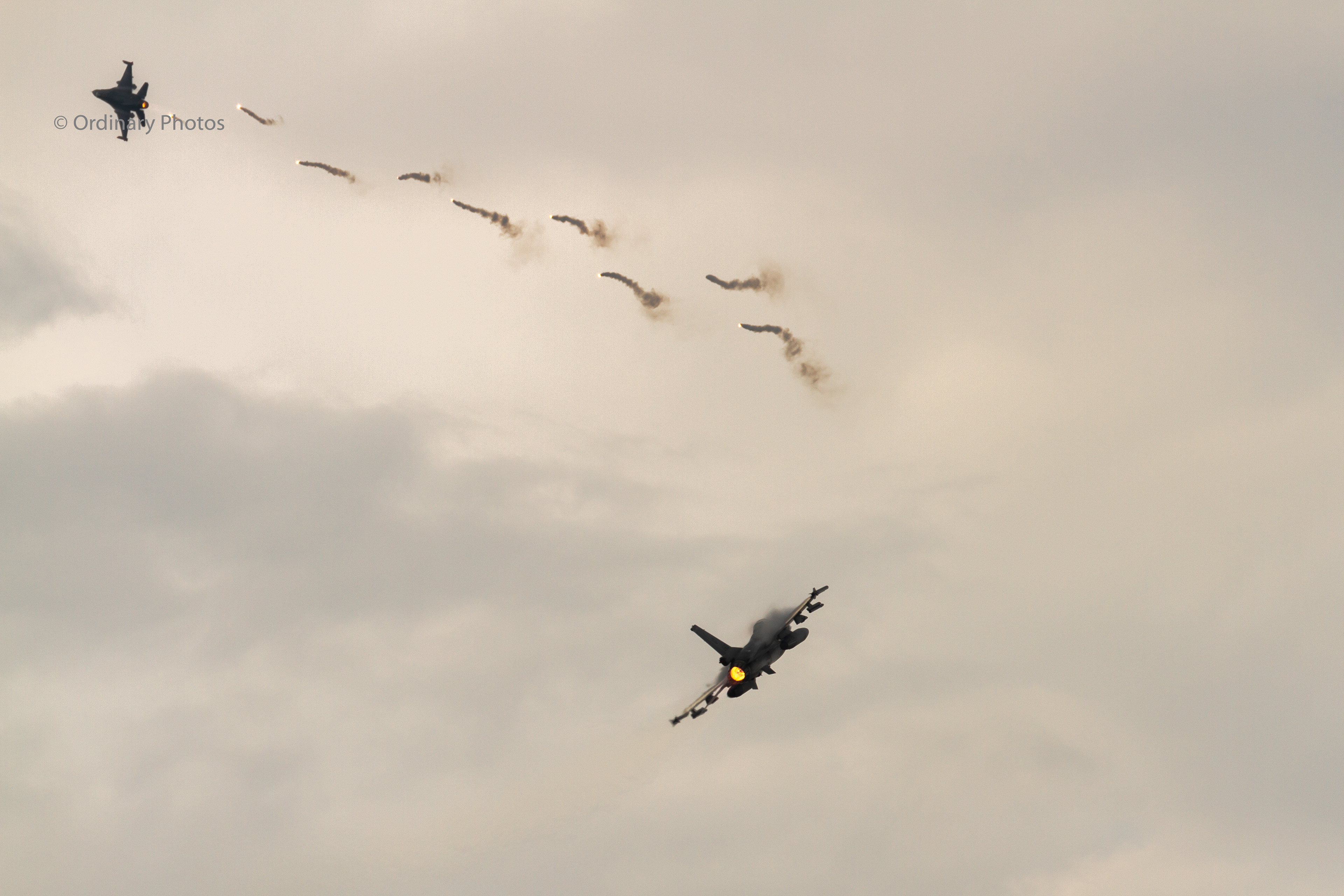 Two F-16s in action during the Luchtmachtdagen 2019 at Vliegbasis Volkel