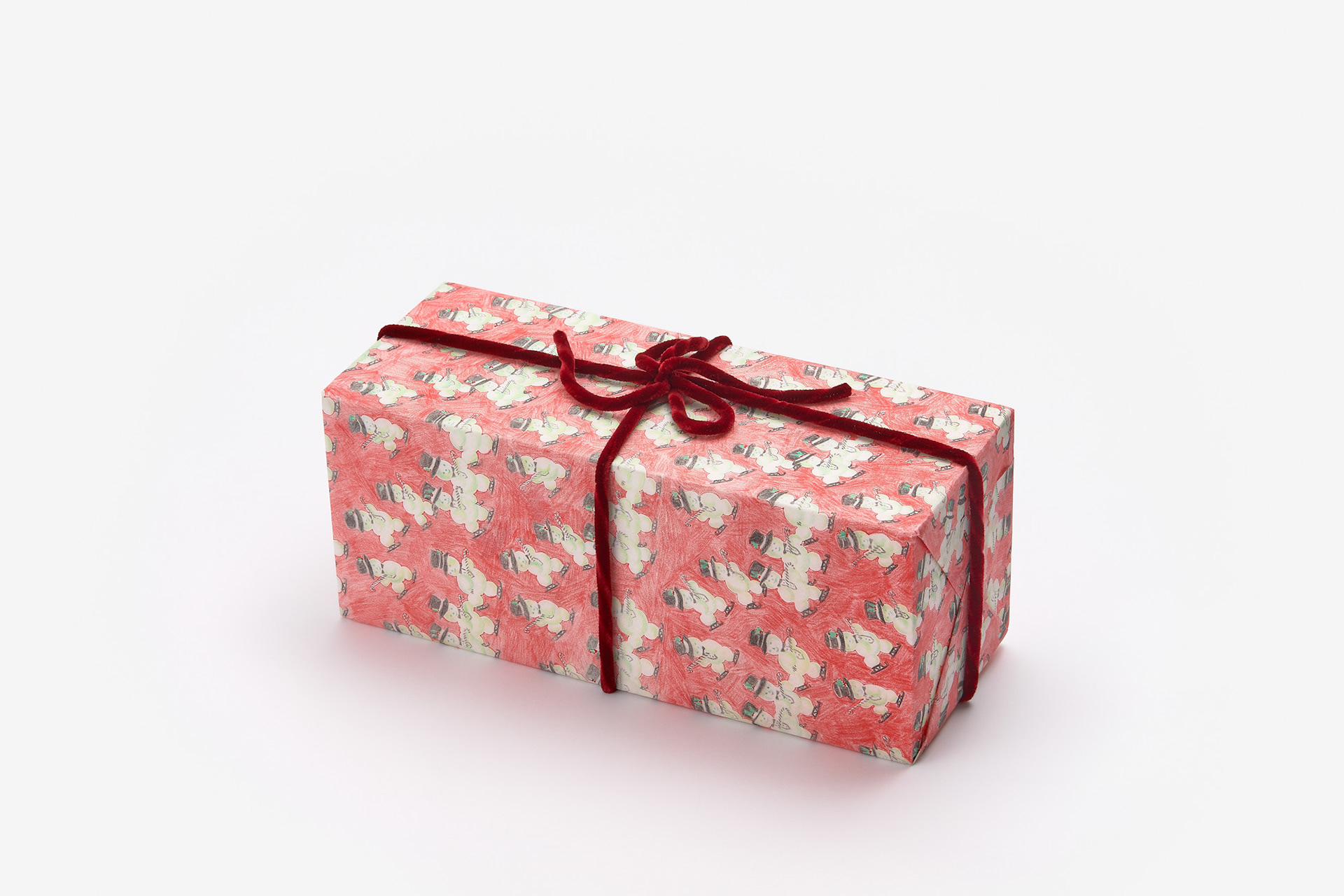 크리스마스 인스턴트 믹스 Christmas Instant Mix, 2020, styrofoam with gift, color pencil on Hanji, water-based felt pen, ribbon, 16ｘ40ｘ17 ㎝