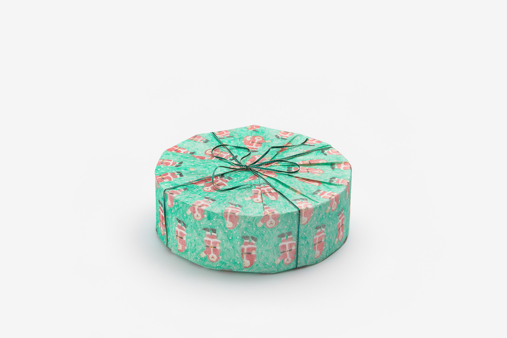 크리스마스 인스턴트 믹스 Christmas Instant Mix, 2020, styrofoam with gift, color pencil on Hanji, water-based felt pen, ribbon, 28ｘ9 ㎝