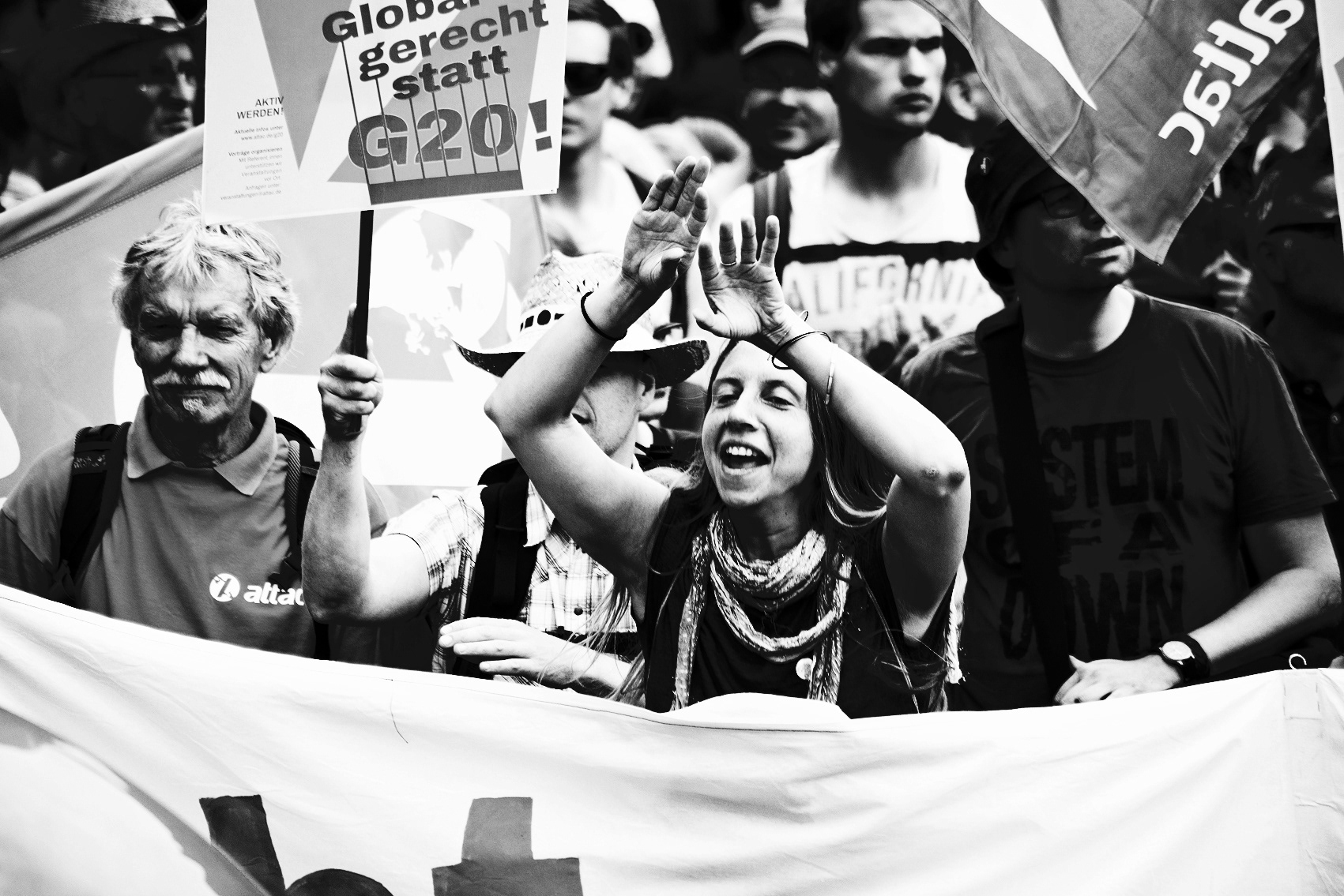 Abschlussveranstaltung Demo Attac, fröhliche Frau