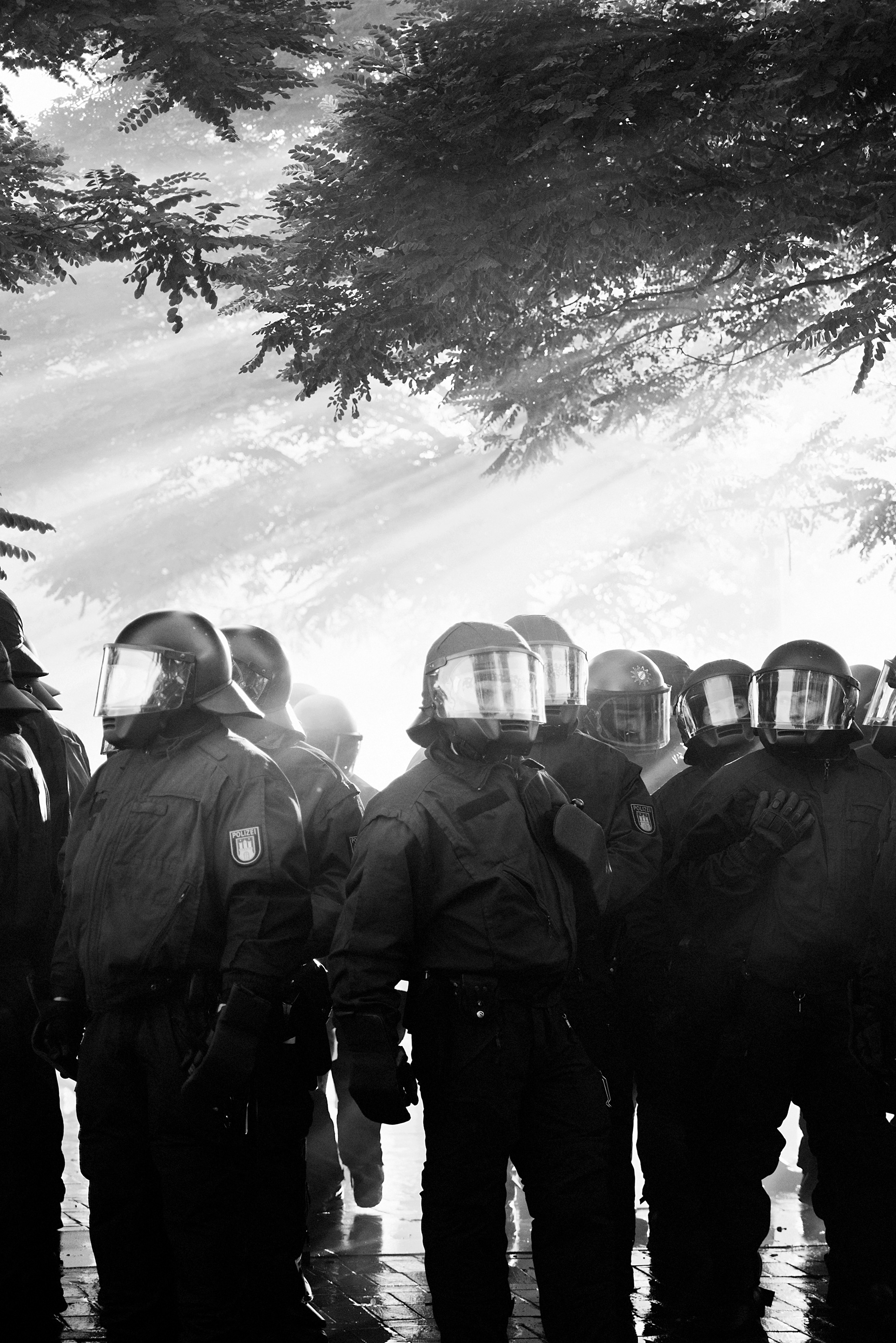 Polizei formiert sich, dramatisches gegenlicht. Athmosphärisch