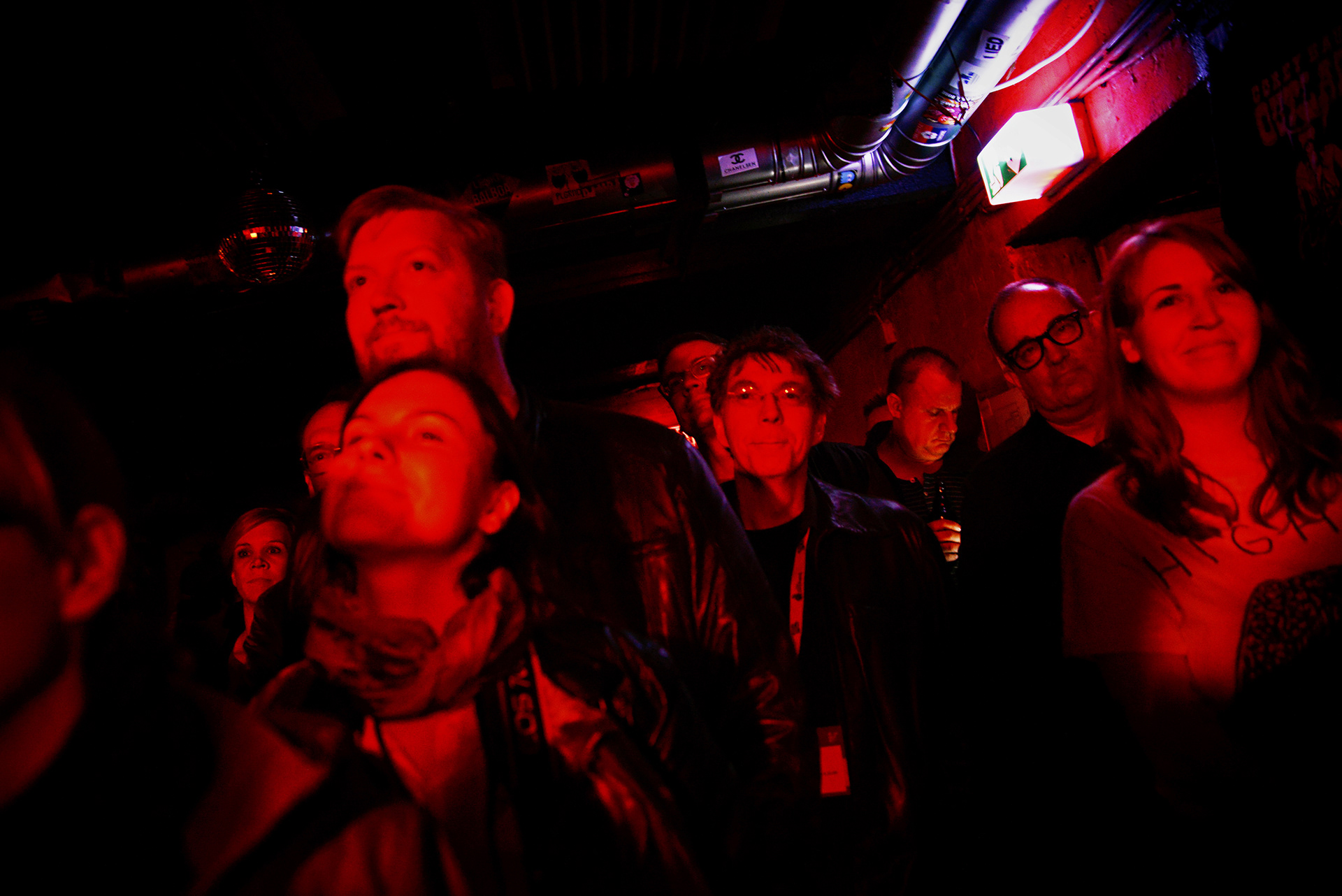 publikum im urbanen Umfeld. rotes licht