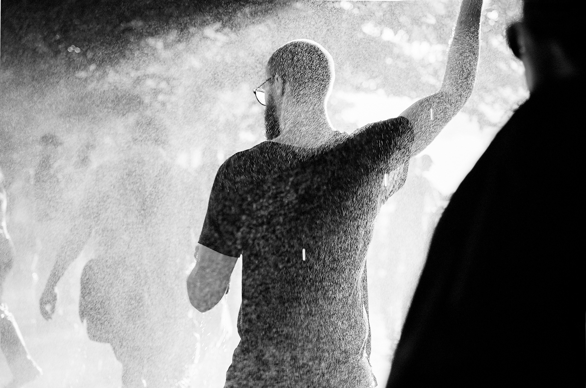 Demonstrant im Wasserstrahl, struktur und Gegenlicht