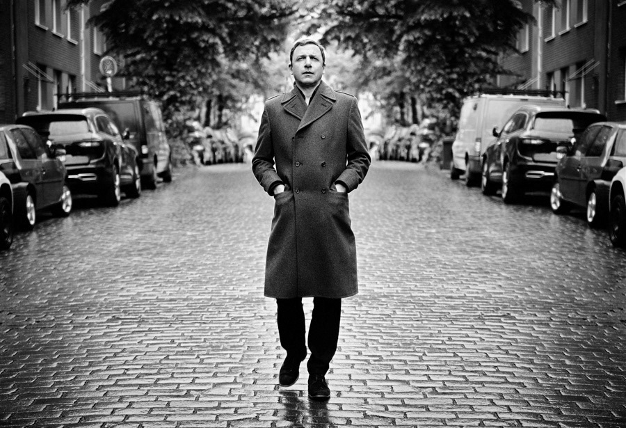 analoges portrait rocko schamoni. musikerfoto autorenportrait