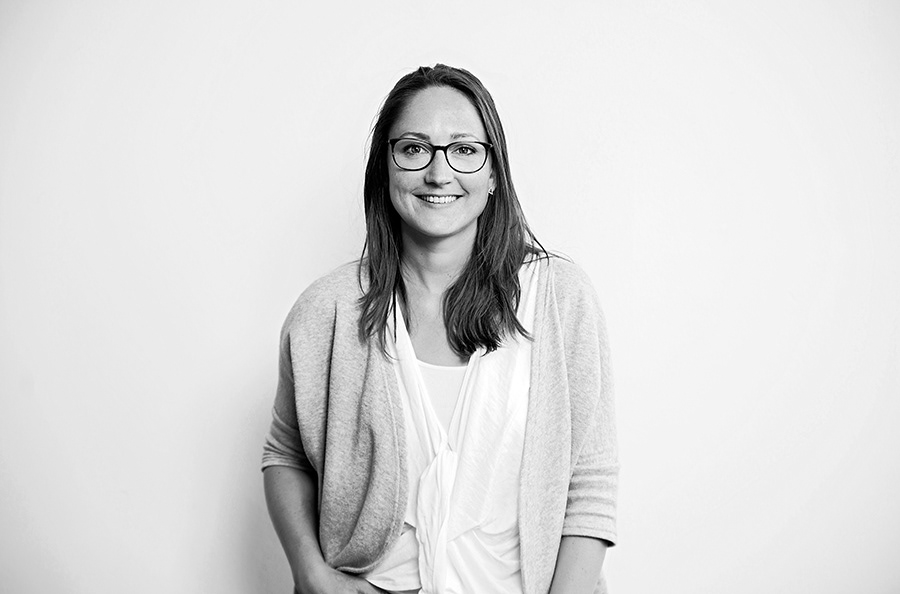 heine-architekten-corporate. mitarbeiter-in portrait. lächelnd und freundlich
