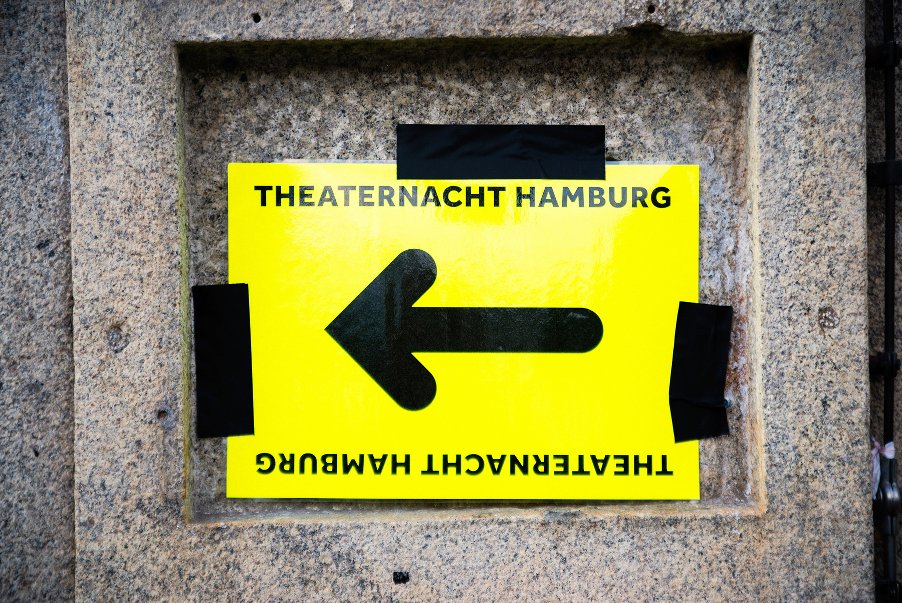 wegschild hinweisschild zur theaternacht